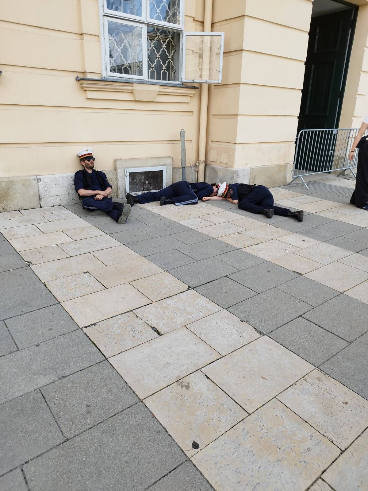 Die betrunkenen Polizisten gehören zu einer Kunst-Aktion. Mahrer kritisiert die Aktion aber scharf