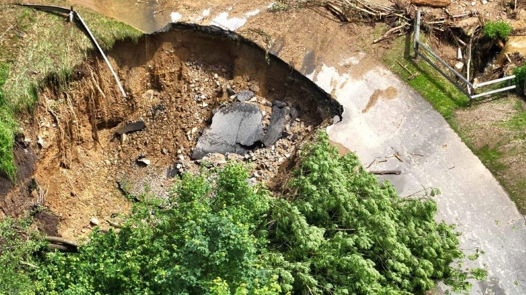 Heute.at - Spur der Verwüstung! Sintflut-Regen reißt Loch in Boden