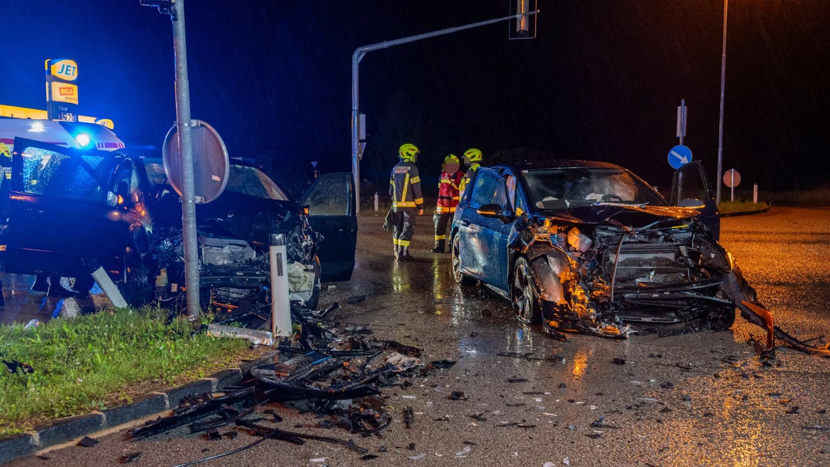 Dabei kam es zum Frontalzusammenstoß mit einem anderen Fahrzeug.