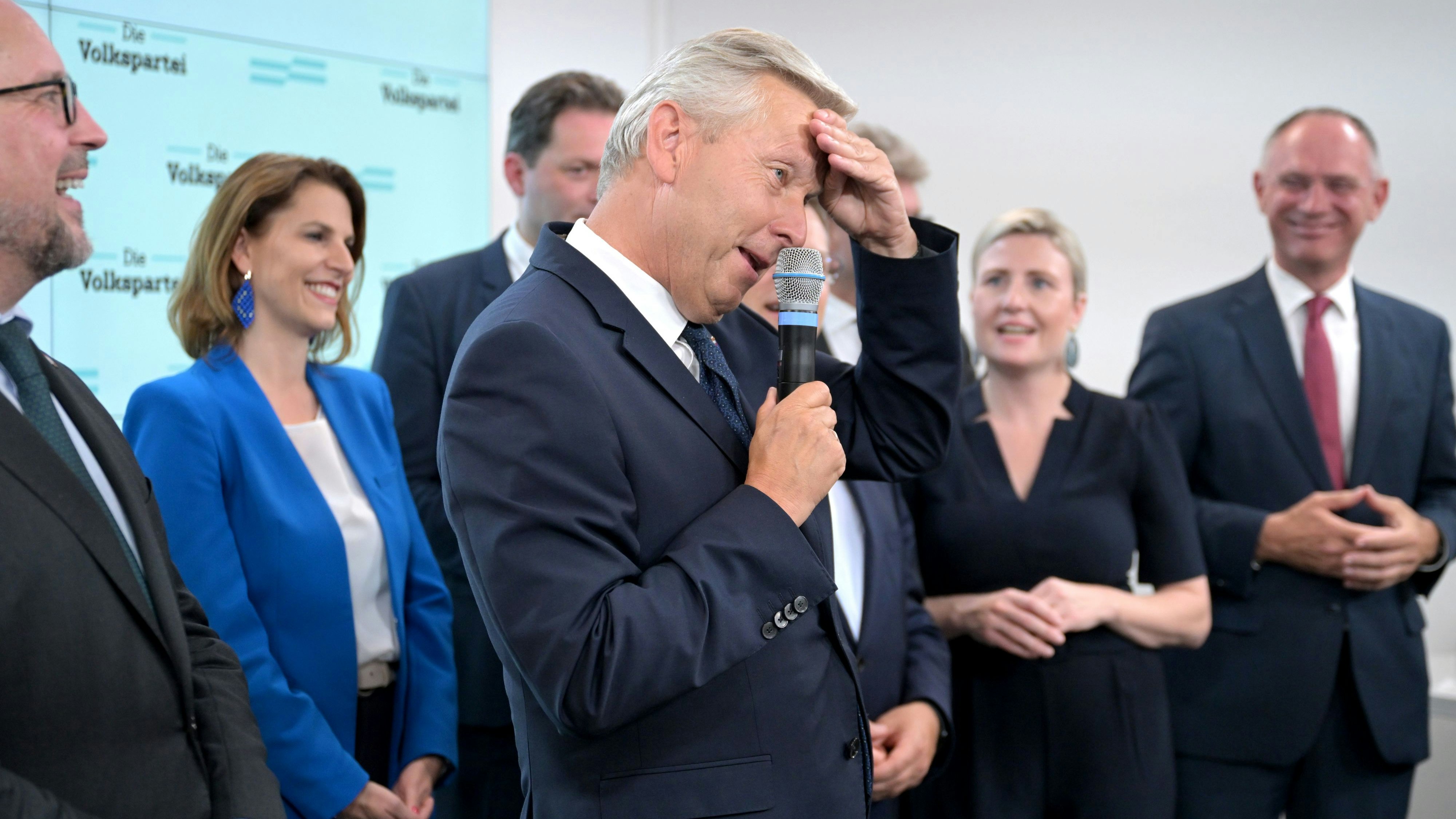 Erleichterung beim Familientreffen: Spitzenkandidat Reinhold Lopatka mit der Ministeriege Alexander Schallenberg, Karoline Edtstadler, Norbert Totschnig, Susanne Raab und Gerhard Karner