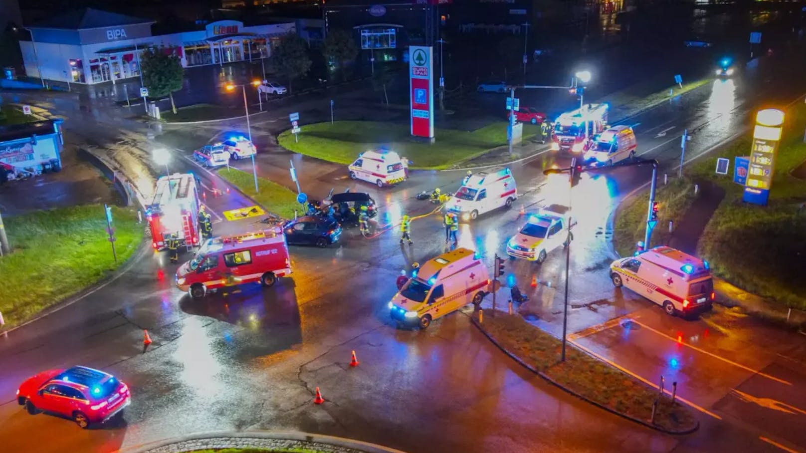 Auf der Scharnsteiner Straße in Gmunden kam es am Samstagabend zu einem schweren Verkehrsunfall.