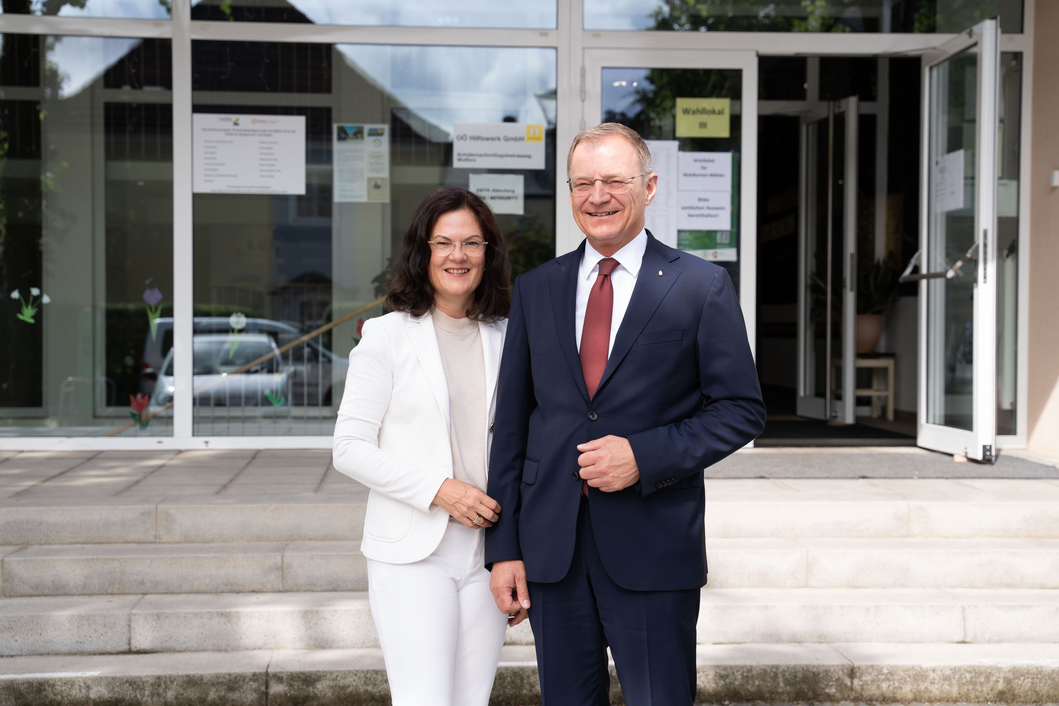 Oberösterreichs Landes-Chef Thomas Stelzer mit seiner Frau Bettina bei der Stimmabgabe am Vormittag in einem Wahllokal in Wolfern bei Steyr.