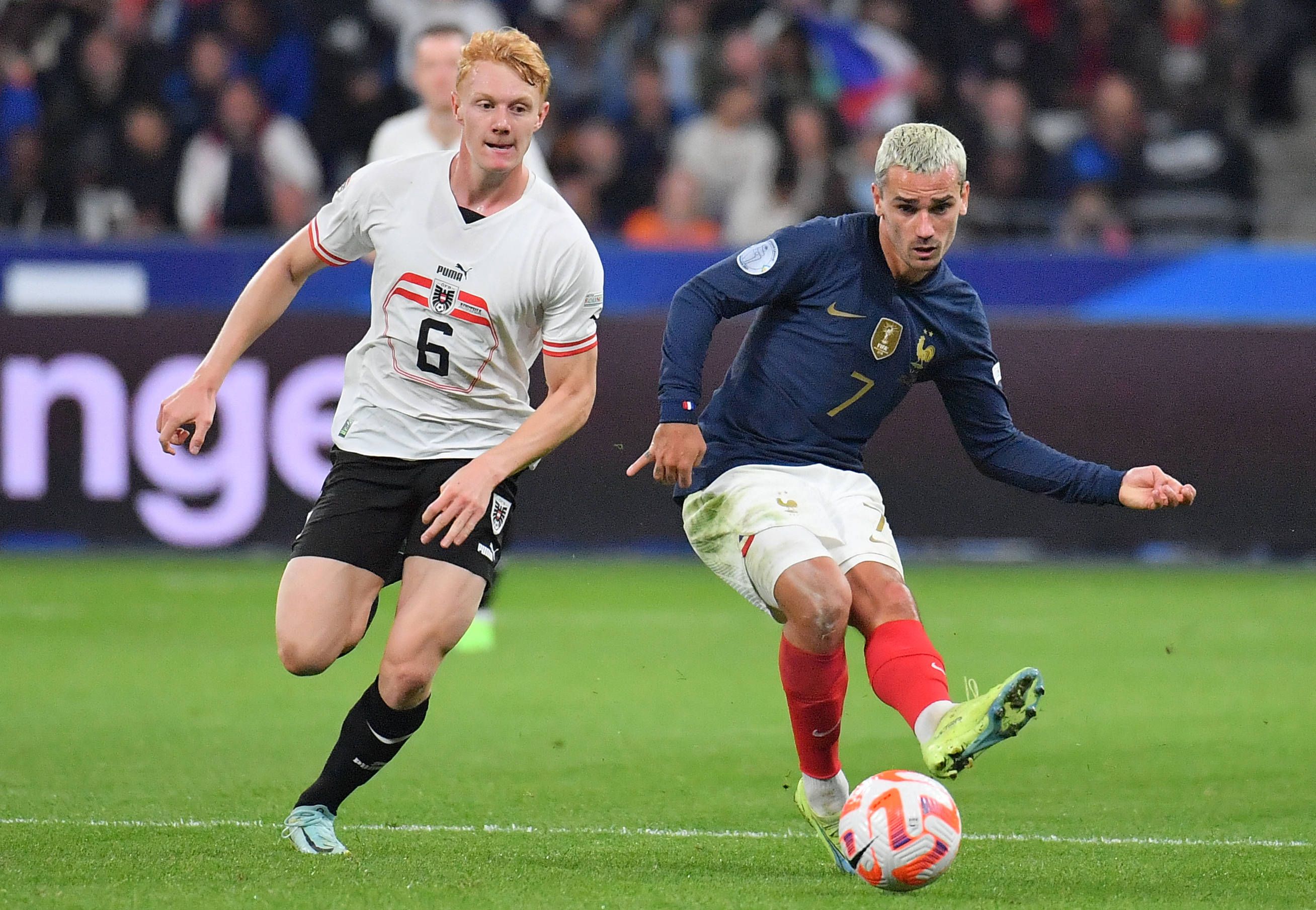 Antoine Griezmann 2022 beim Duell mit Nicolas Seiwald.