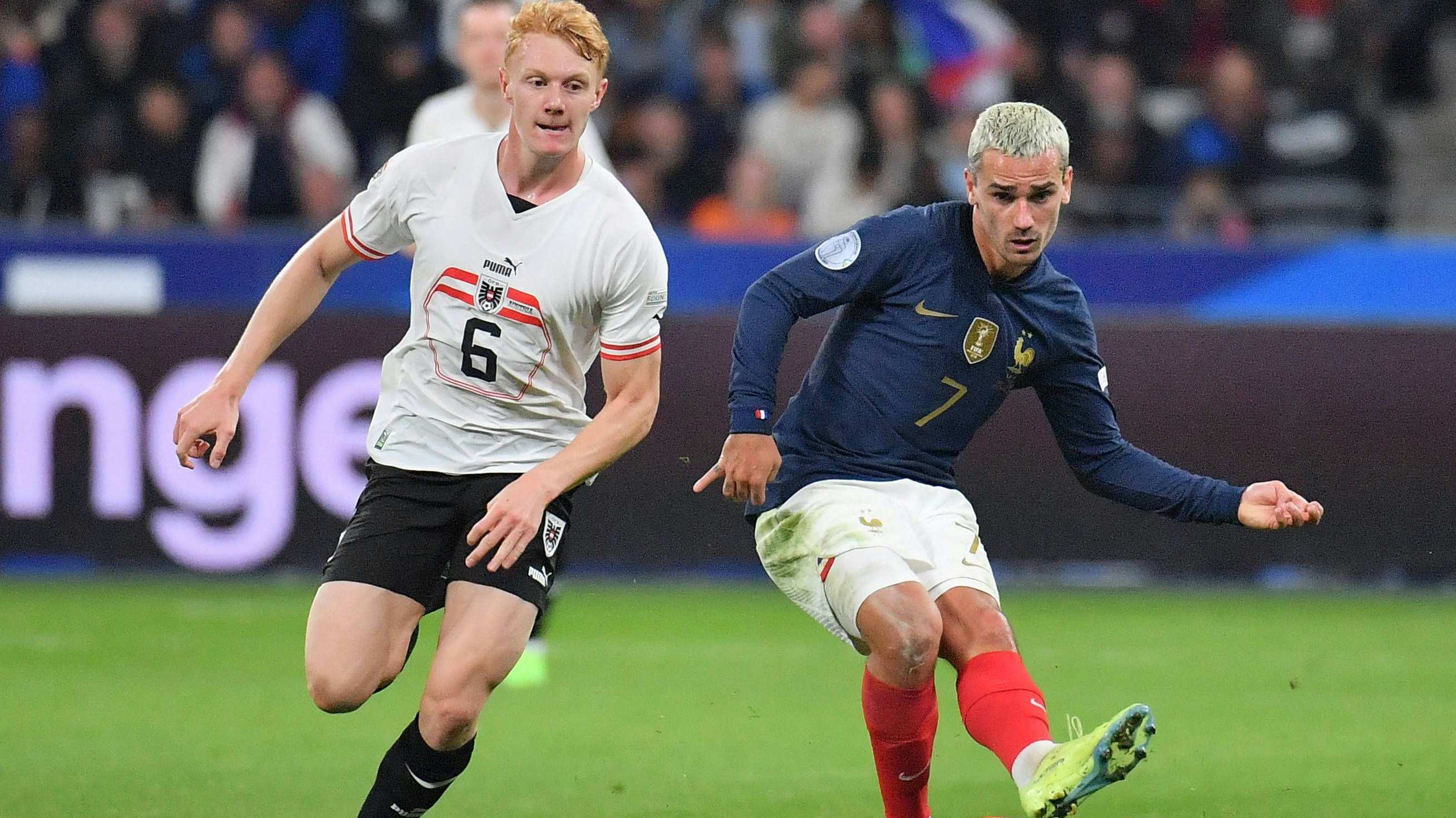 Antoine Griezmann 2022 beim Duell mit Nicolas Seiwald.