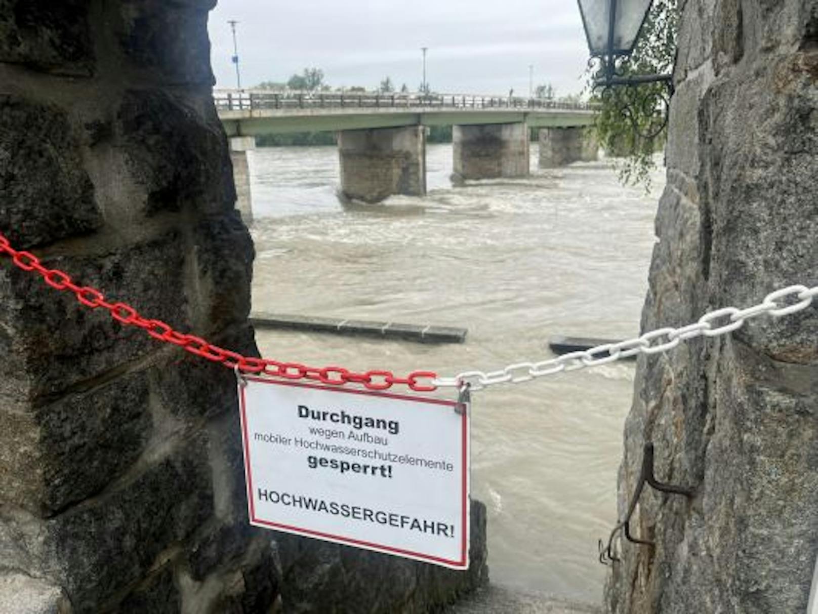 In Schärding stieg der Inn vergangene Woche gefährlich über die Ufer. Zu Wochenbeginn droht nun ein ähnlich hoher Pegelstand.