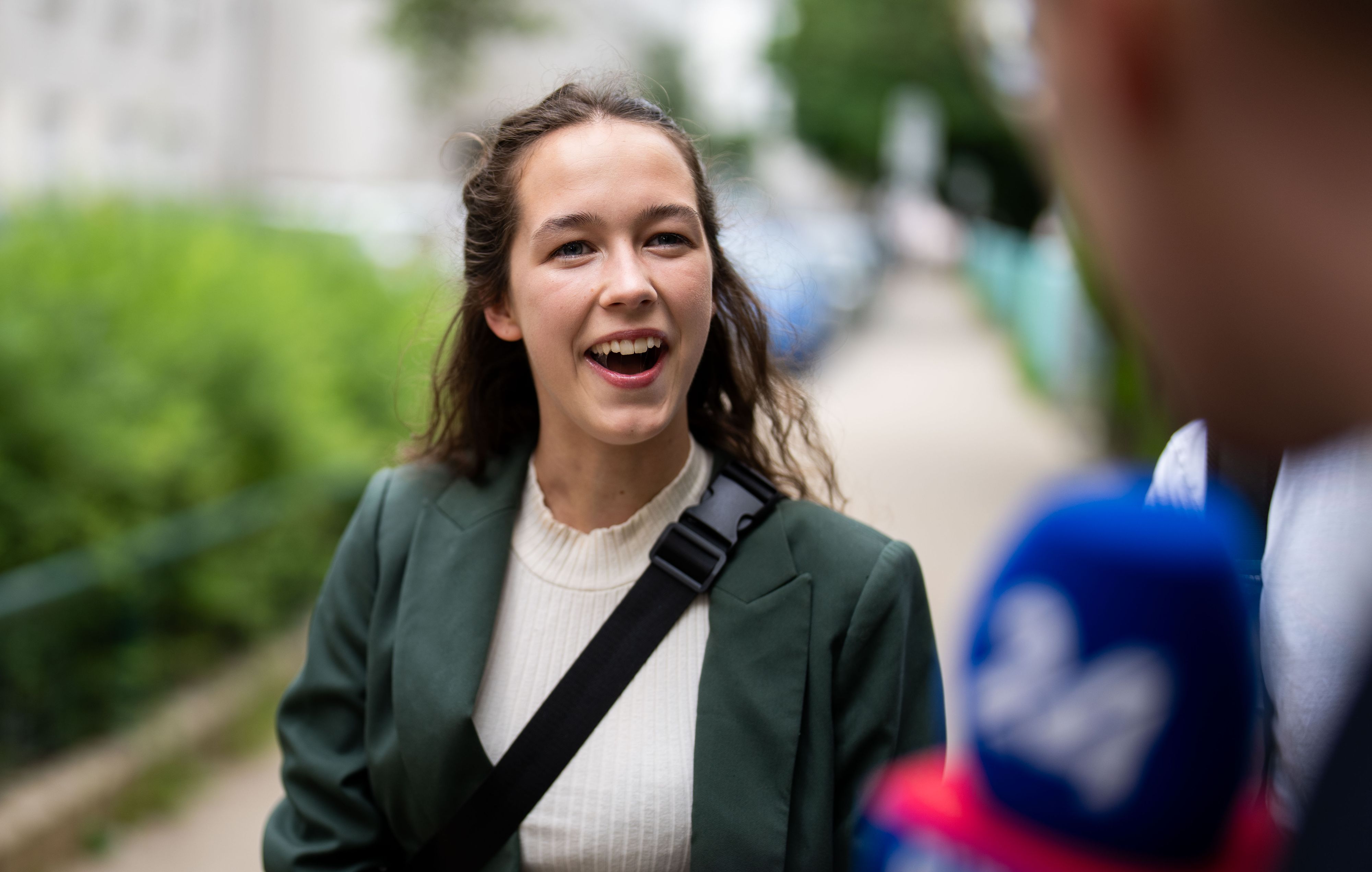 Nach ihrer Stimmabgabe am Sonntagvormittag zeigte sich die grüne Spitzenkandidatin Lena Schilling noch frohen Mutes.