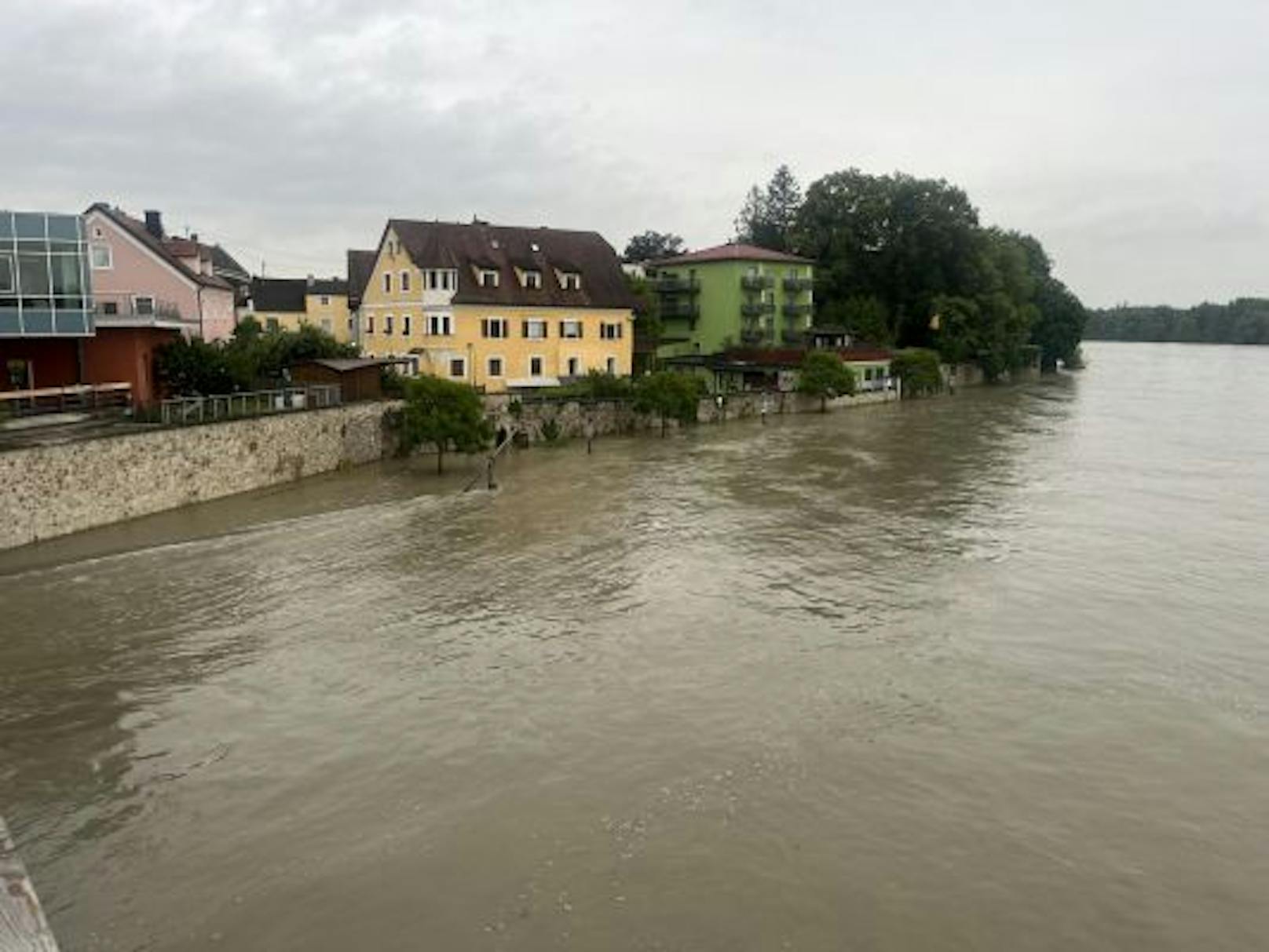 In Schärding stieg der Inn vergangene Woche gefährlich über die Ufer. Zu Wochenbeginn droht nun ein ähnlich hoher Pegelstand.