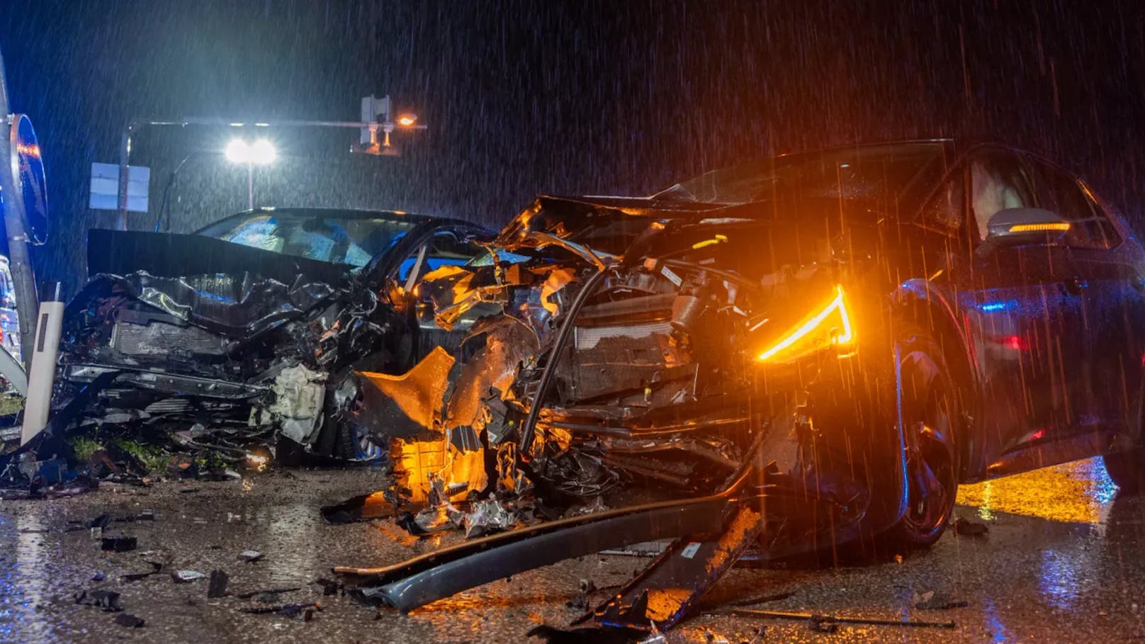 Fünf Personen wurden bei dem Unfall verletzt. Nach der Erstversorgung sie in zwei Spitäler eingeliefert.