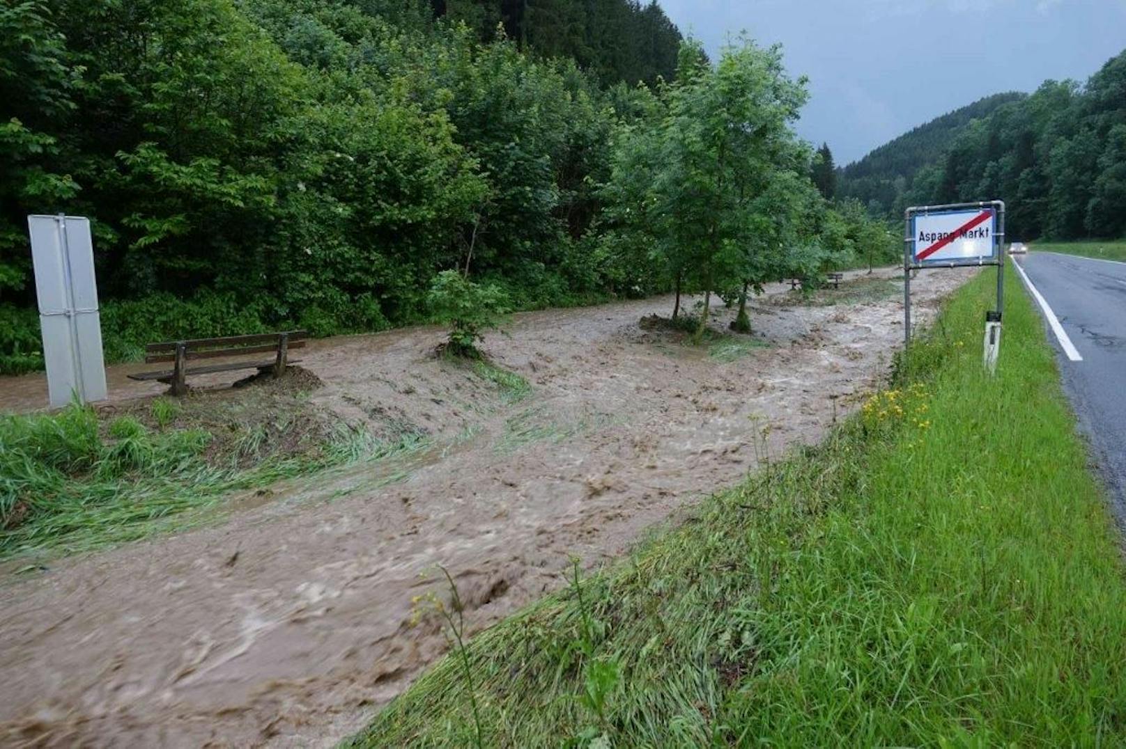 Mehrere Ortschaften wurden durch heftige Regenfälle überschwemmt. 