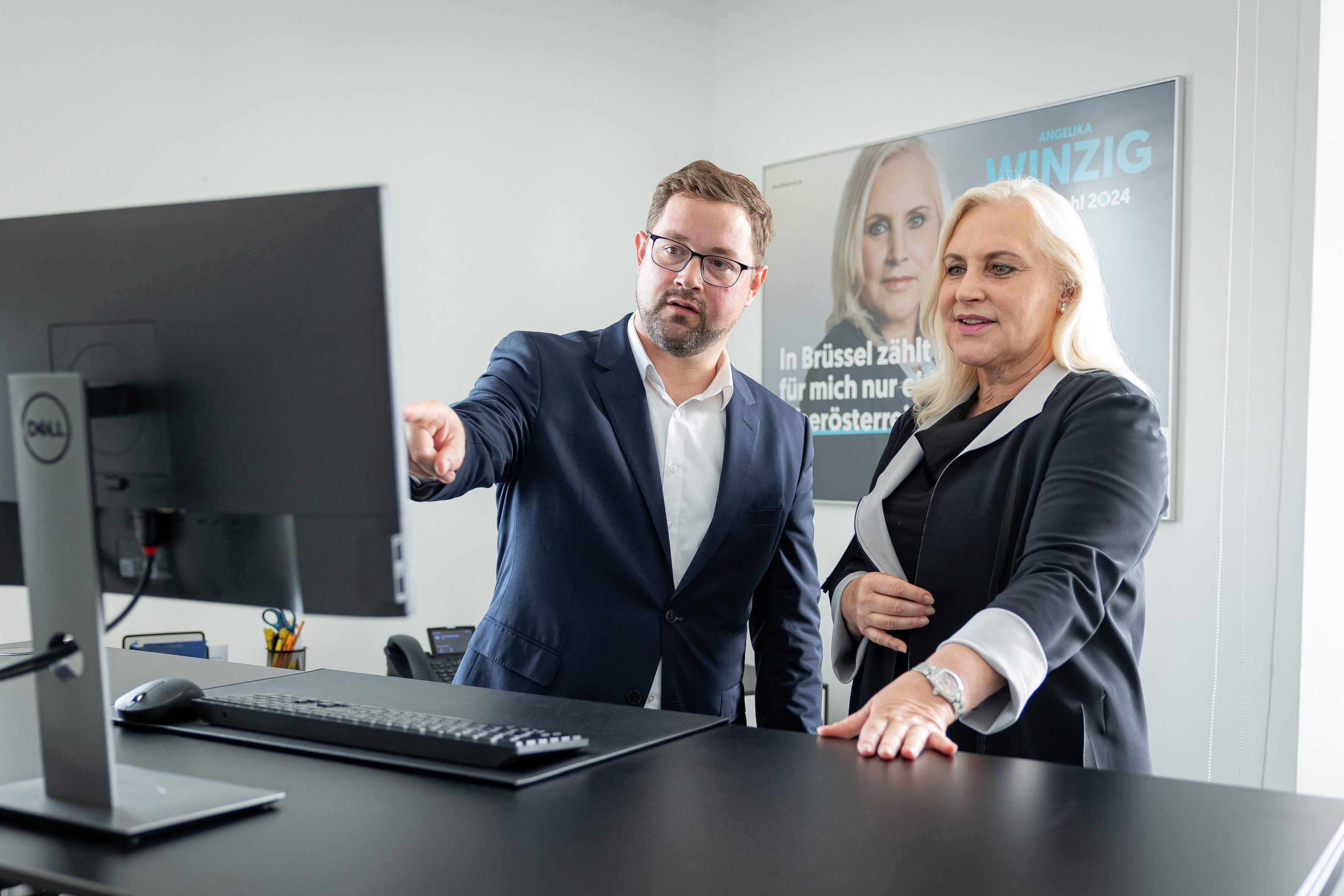 Verfolgten die ersten Trend-Ergebnisse: OÖVP-Spitzenkandidatin Angelika Winzig und Landesgeschäftsführer Florian Hiegelsberger.