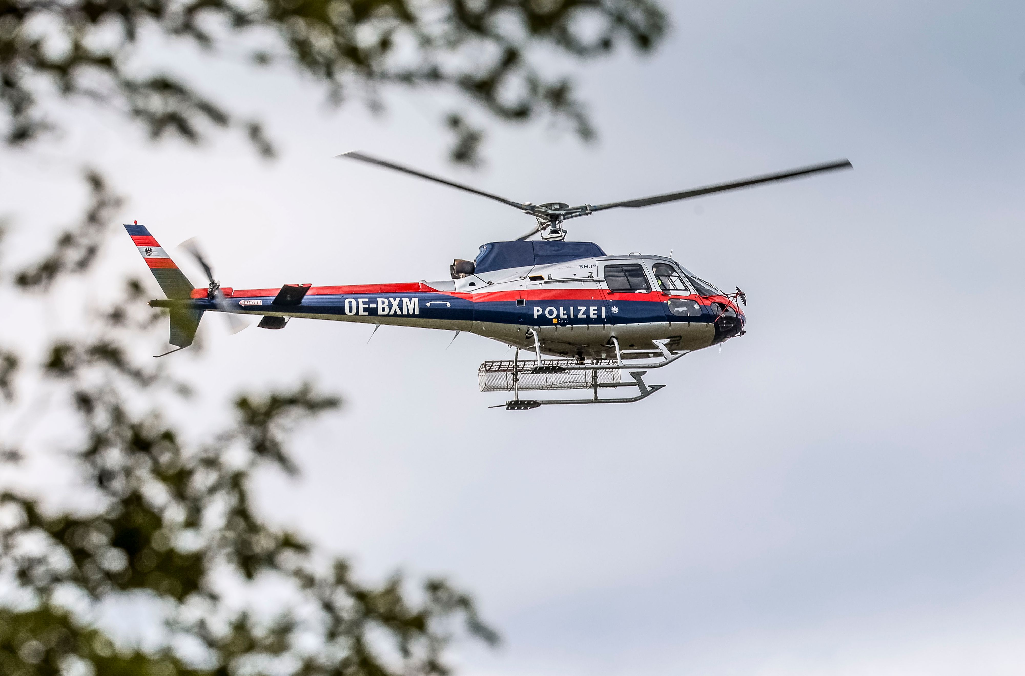 Auch ein Polizeihubschrauber ist an der Suchaktion beteiligt. (Symbolbild)