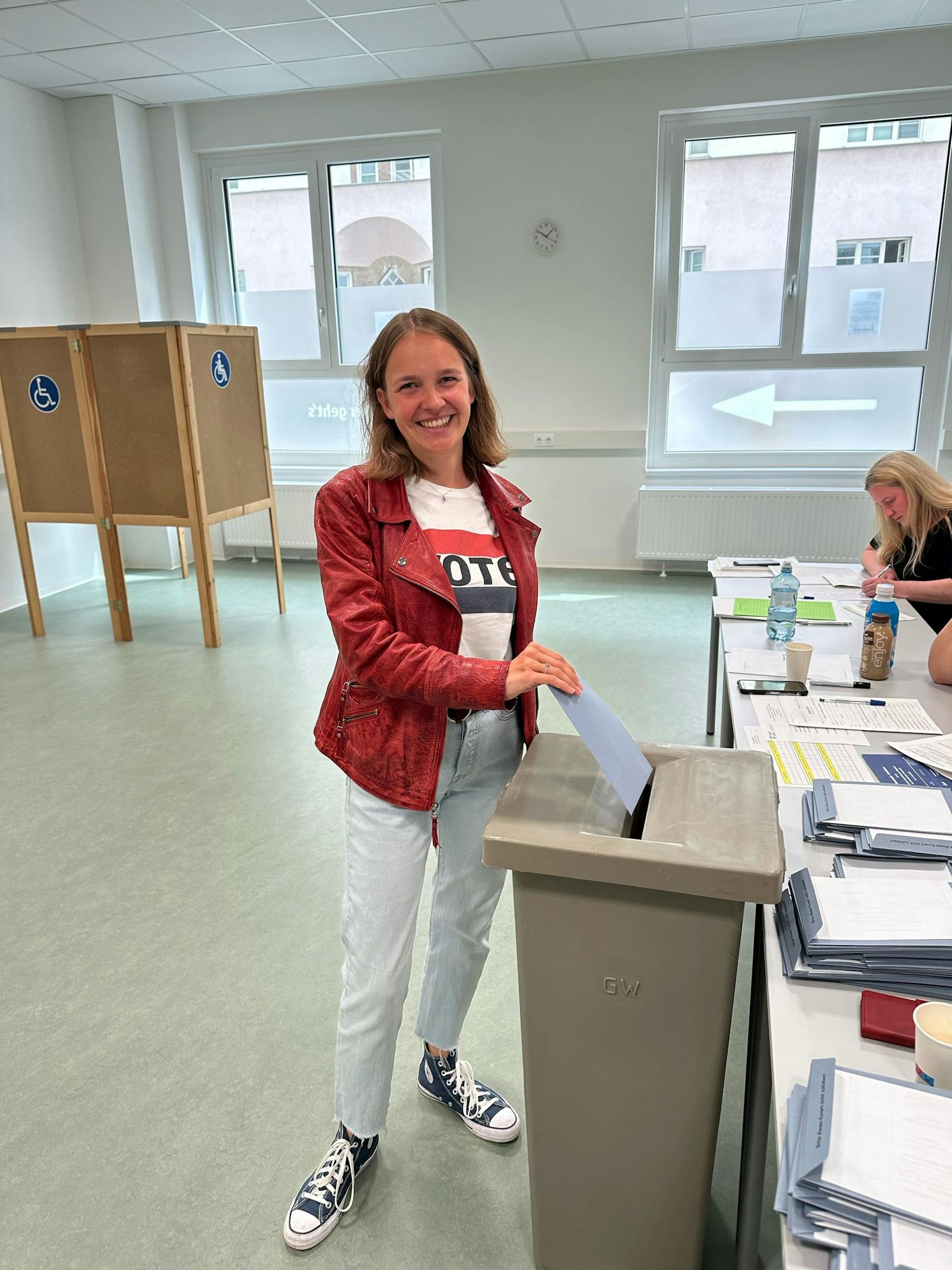 Anna Stürgkh, NEOS-Listenzweite, im Wahllokal bei der Stimmabgabe
