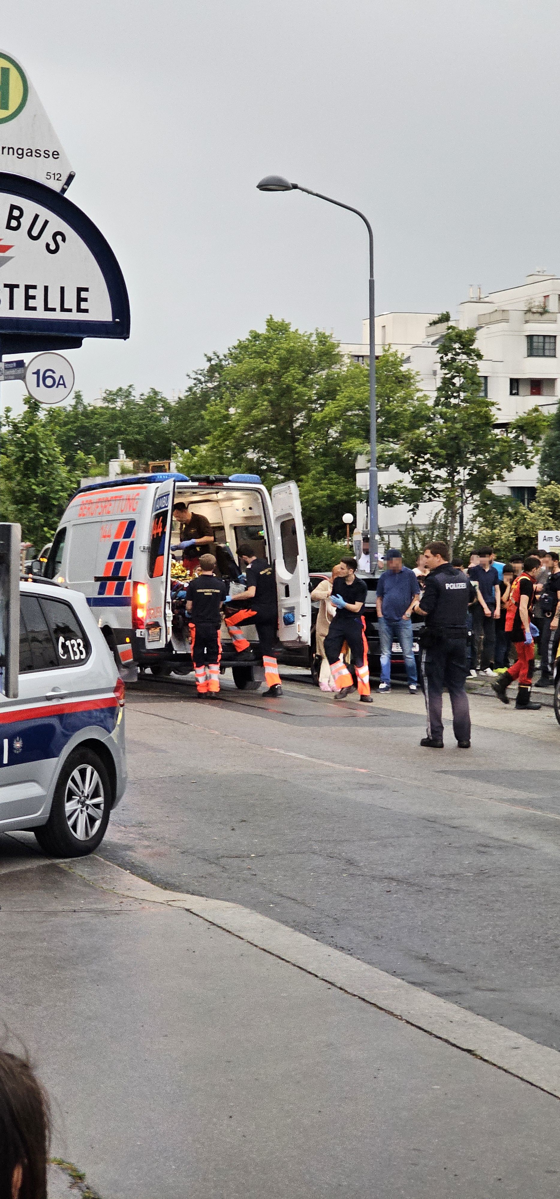 Großer Rettungseinsatz in Meidling: Ein Bub verletzte sich beim Schaukeln.