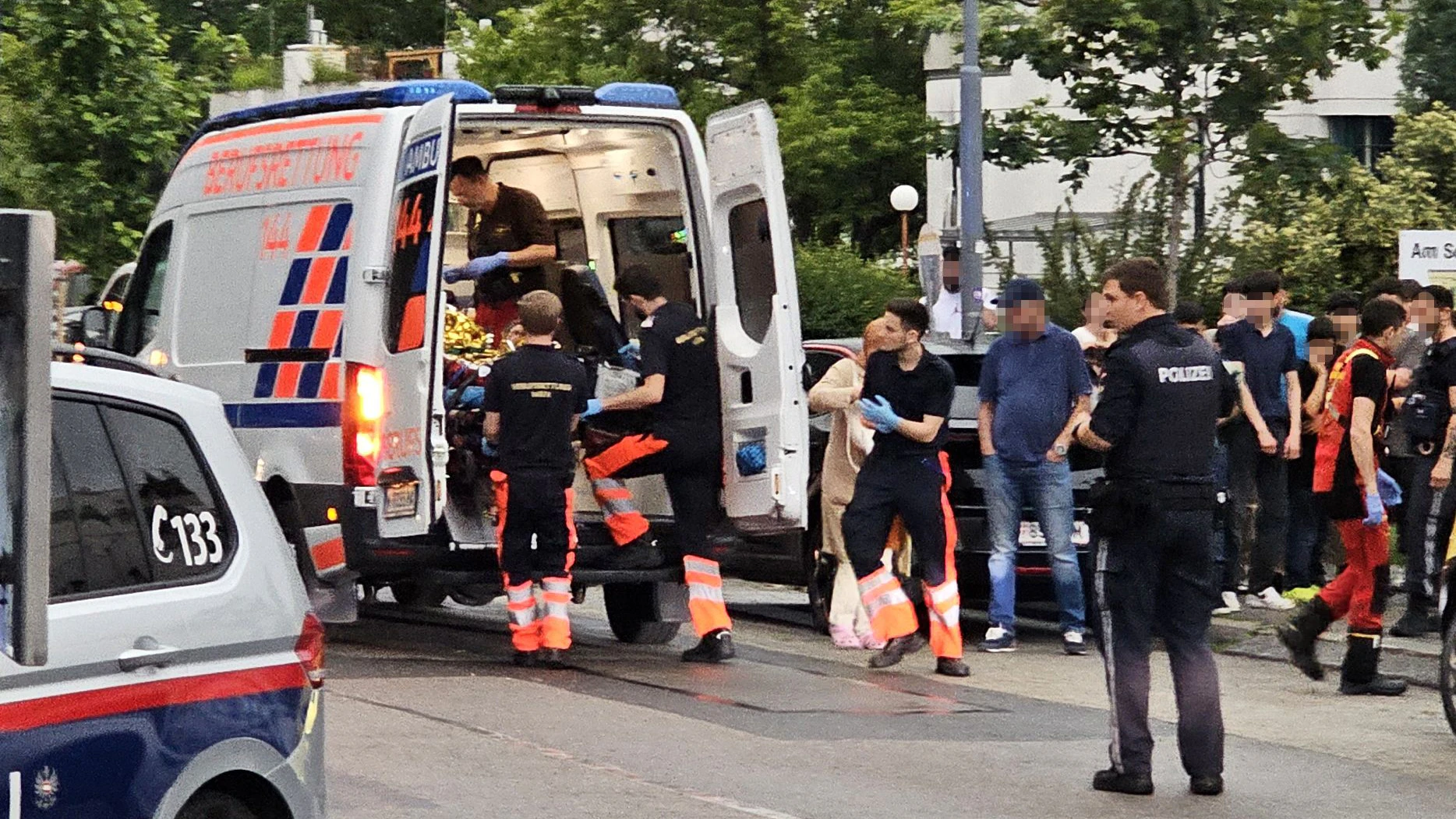 Großer Rettungseinsatz in Meidling: Ein Bub verletzte sich beim Schaukeln.