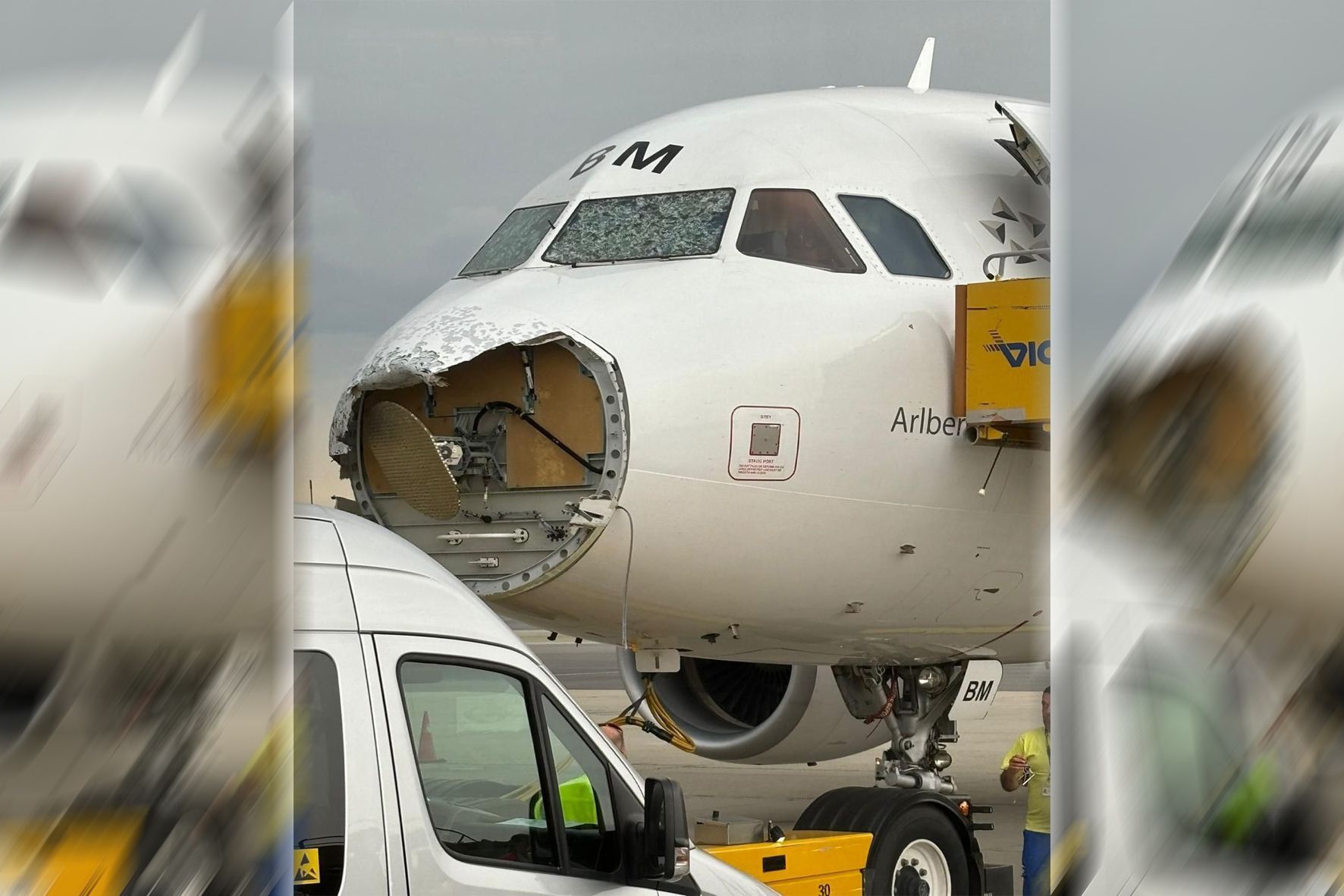 Ab in den Hangar: Der Airbus hat nach dem Hagelsturm keine Nase mehr. 
