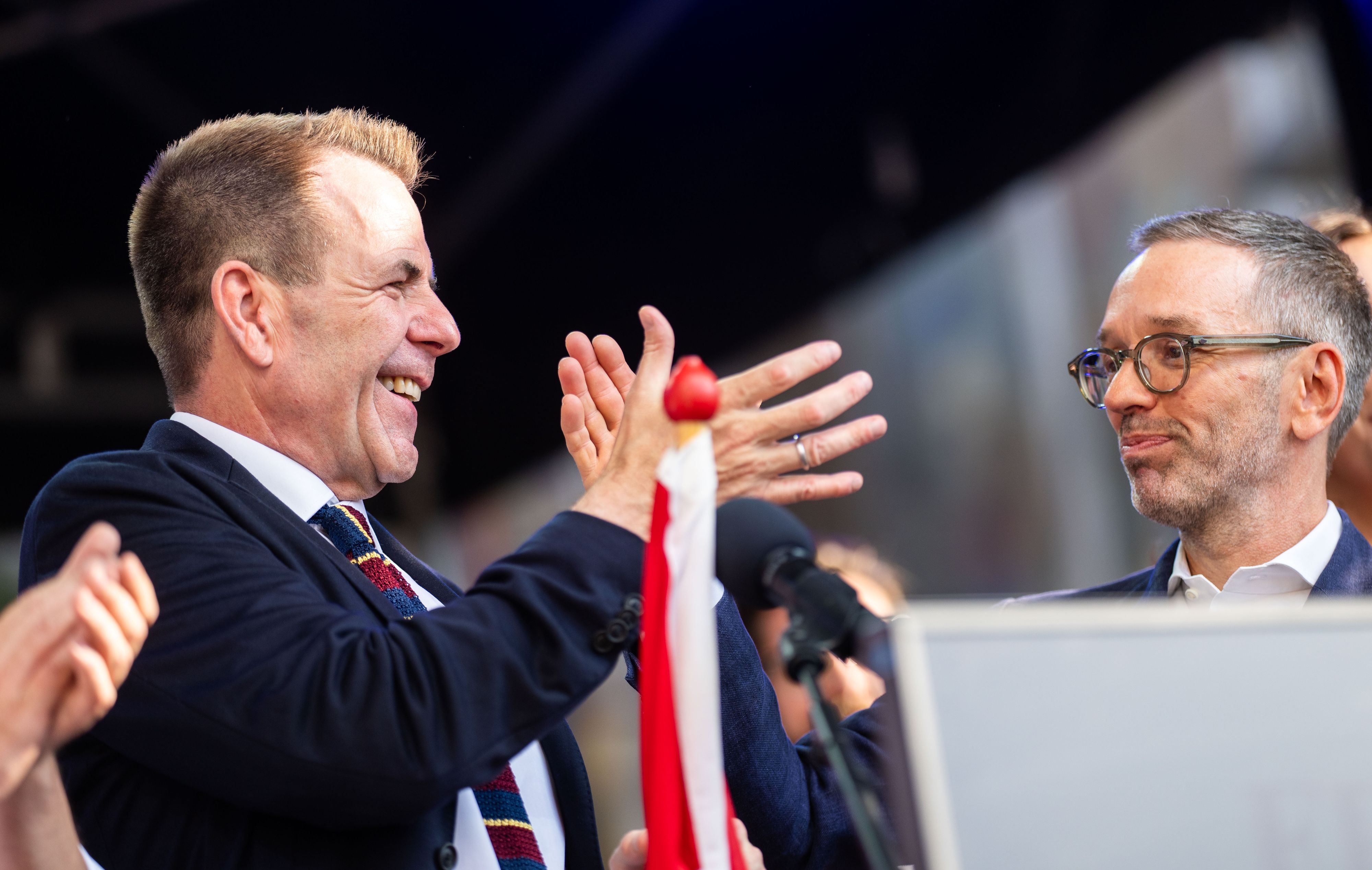 Erste Prognosen sehen einen historischen Sieg für die FPÖ: Spitzenkandidat Harald Vilimsky (hier mit Parteichef Herbert Kickl) dürfte erstmals für die Blauen eine bundesweite Wahl gewinnen.