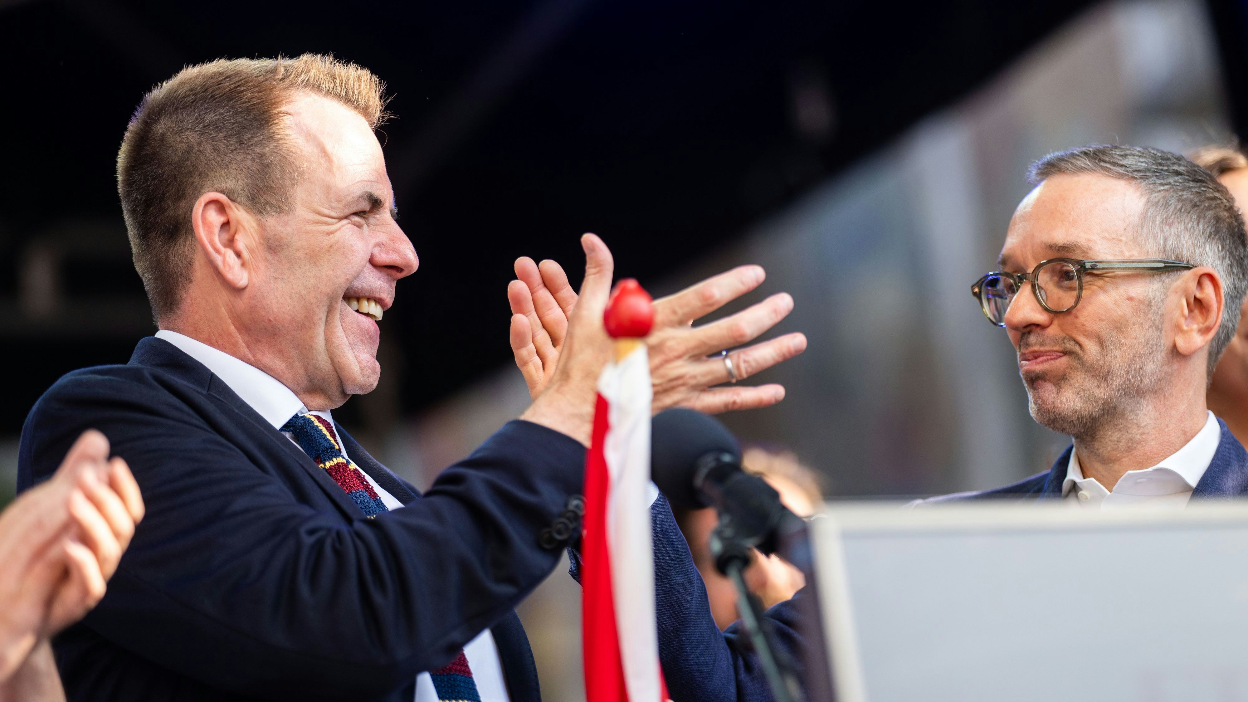 Erste Prognosen sehen einen historischen Sieg für die FPÖ: Spitzenkandidat Harald Vilimsky (hier mit Parteichef Herbert Kickl) dürfte erstmals für die Blauen eine bundesweite Wahl gewinnen.