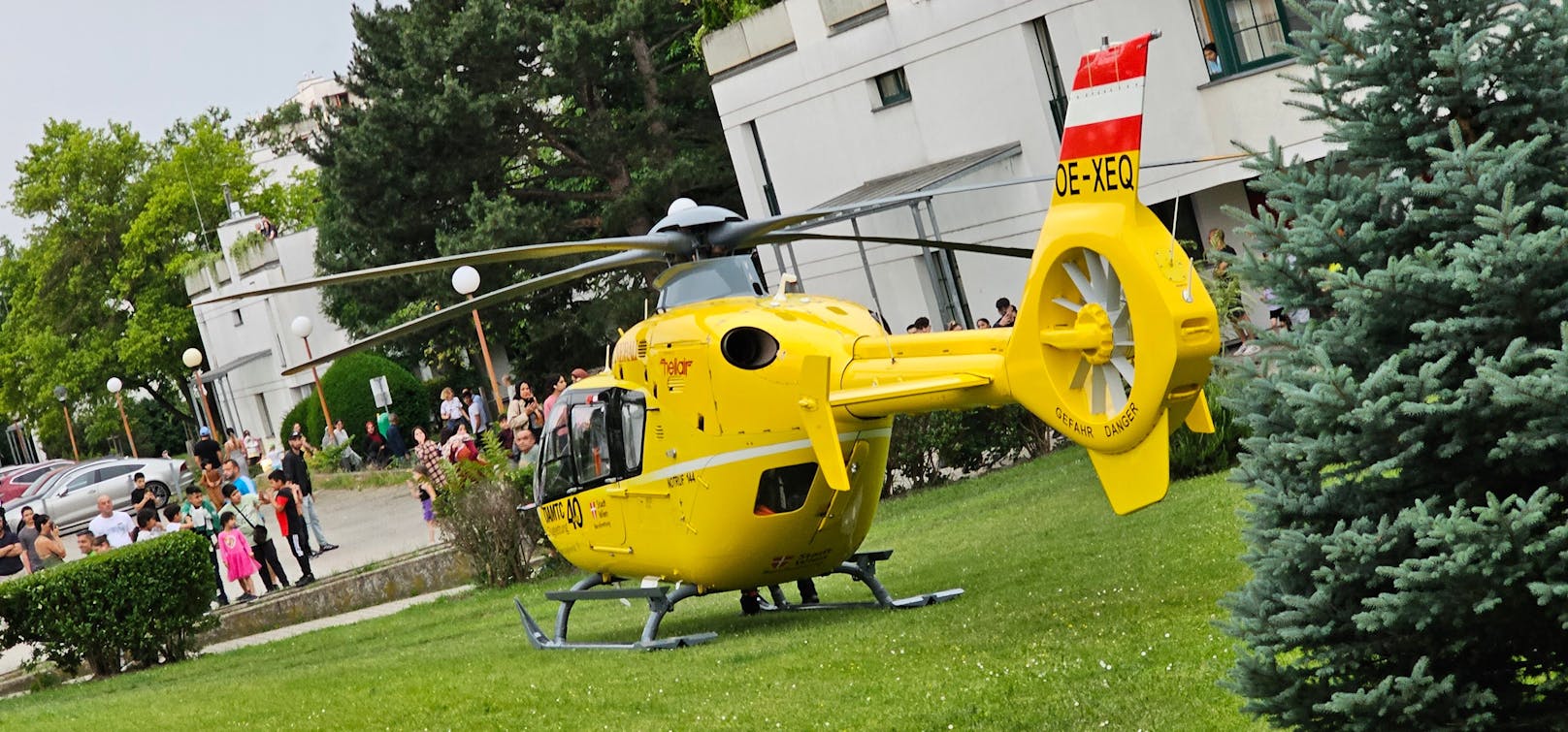 Großer Rettungseinsatz in Meidling: Ein Bub verletzte sich beim Schaukeln.