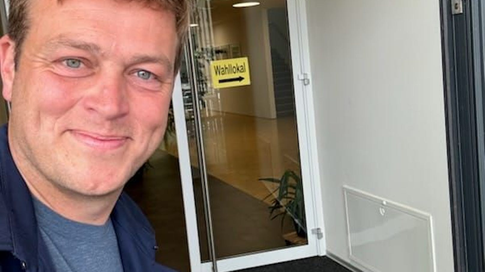 Stefan Kaineder von den Grünen bei der Stimmabgabe im Wahllokal.