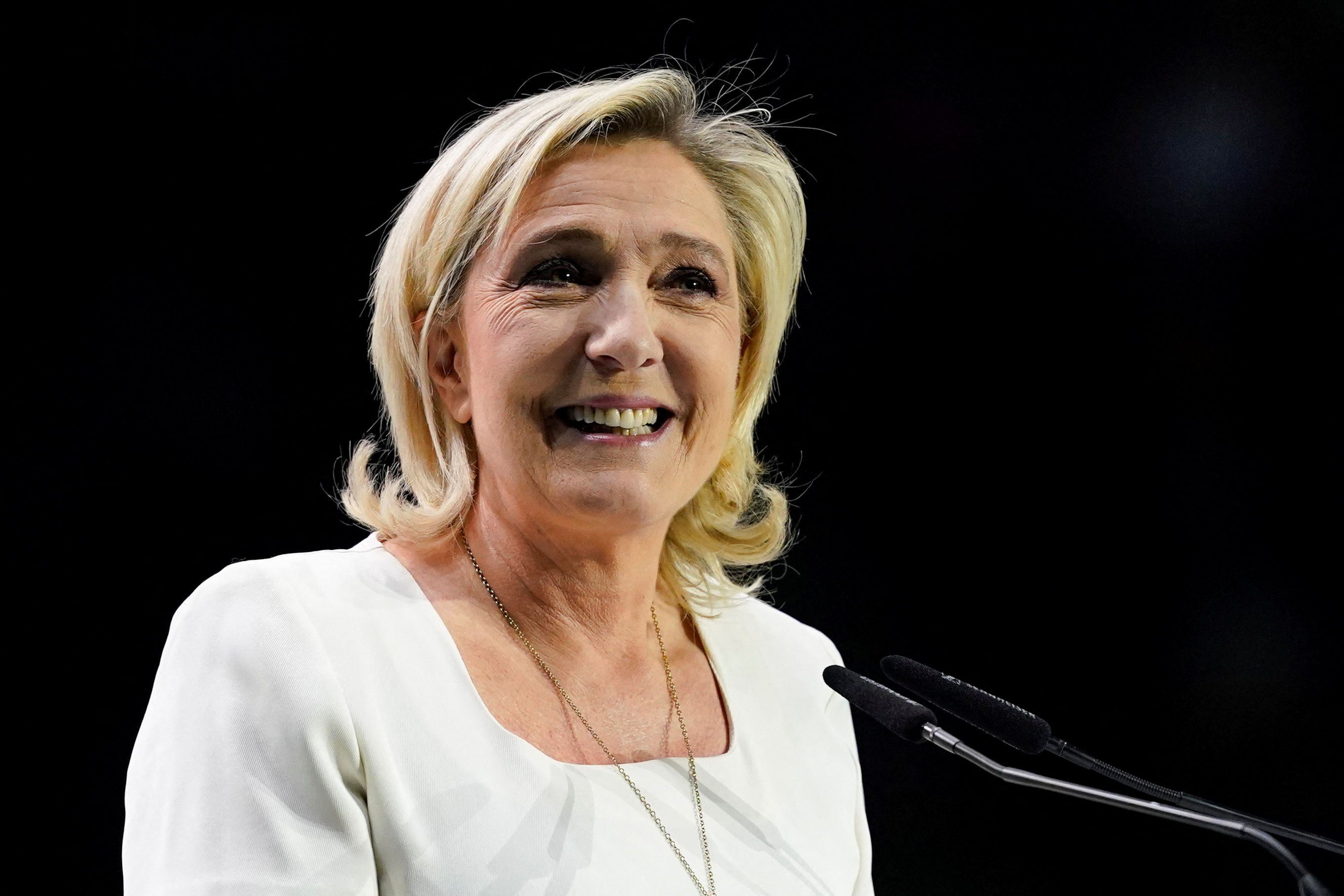 Das europaskeptische Rassemblement National um Marine Le Pen kam in Frankreich auf 31,5 bis 32,4 Prozent der Stimmen, Emmanuel Macrons proeuropäisches Lager auf nur etwa 15,2 Prozent.