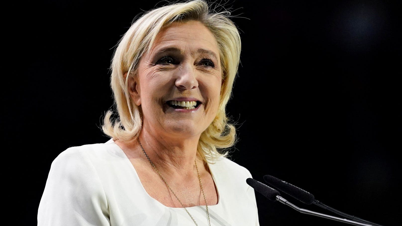 Ausschlag für die Auflösung der Nationalversammlung und die Neuwahl gab dann der  haushohe Sieg des rechtspopulistischen RN bei der Europawahl Anfang Juni (im Bild: RN-Übermutter Marine Le Pen).