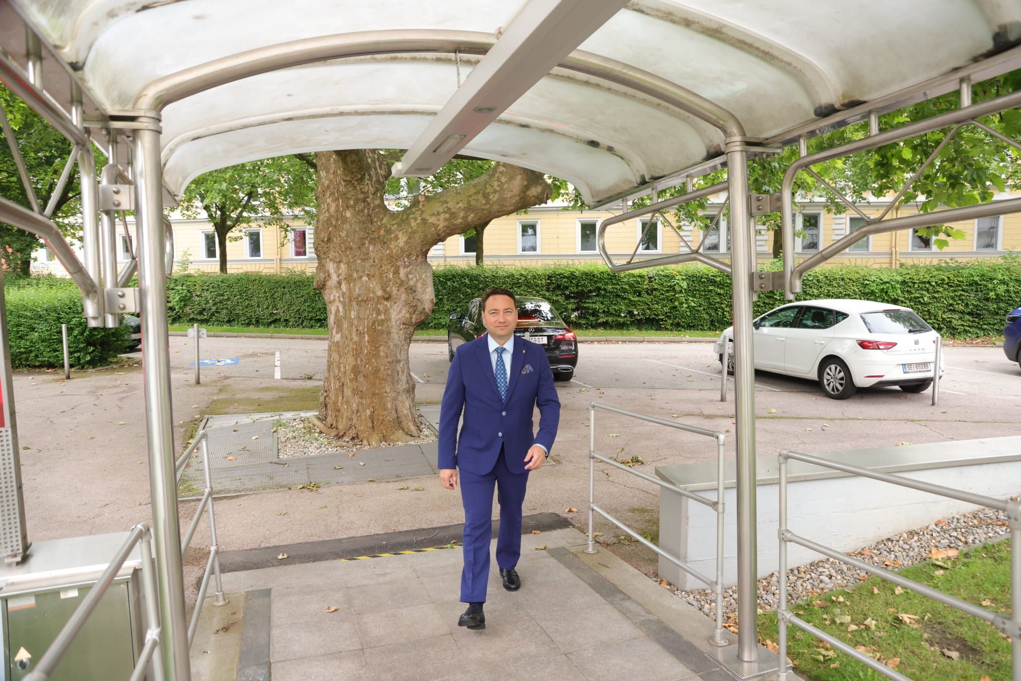 Manfred Haimbuchner, Chef der OÖ-Freiheitlichen, am Abend am Weg ins ORF-Landesstudio