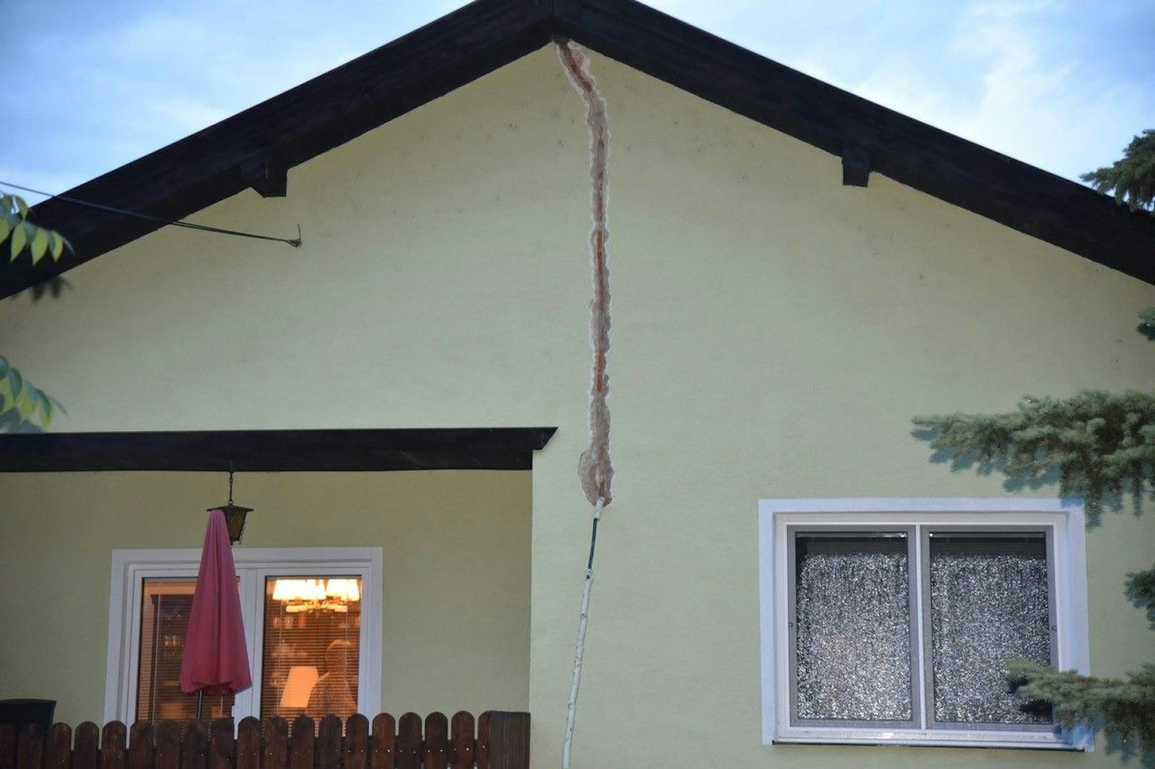 Zahlreiche Bäume brachen oder stürzten um. Ein Haus wurde beschädigt