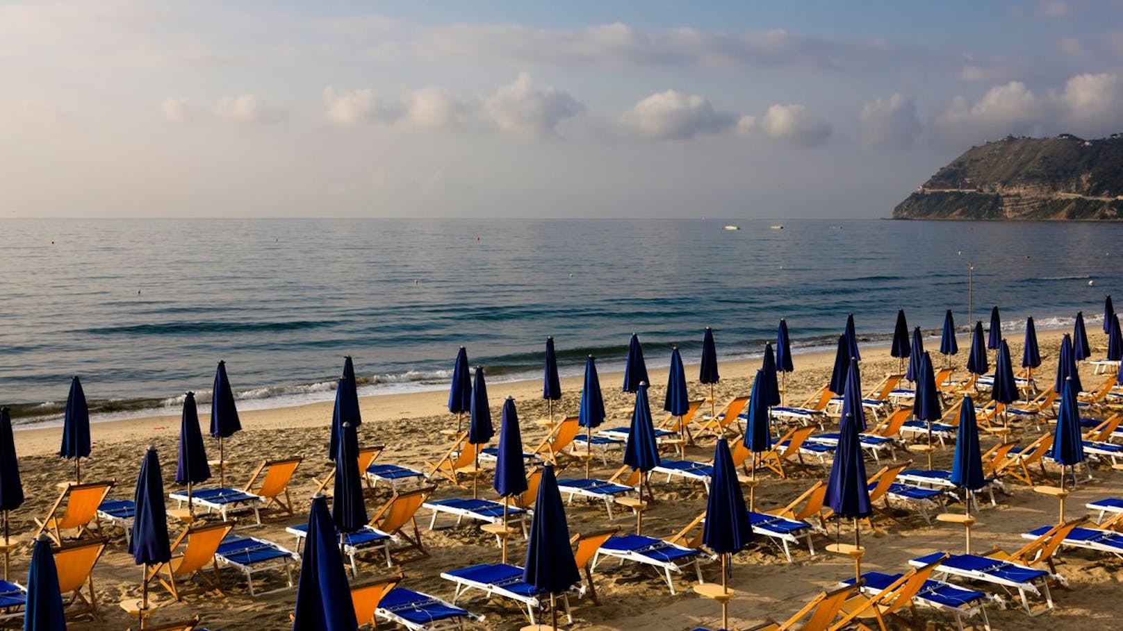 In diesem Jahr ist der Preis für eine Strandliege für eine Woche Anfang August bei den 28 Anbieterin in und um Alassio um rund 3 Prozent gestiegen - auf 340 Euro.