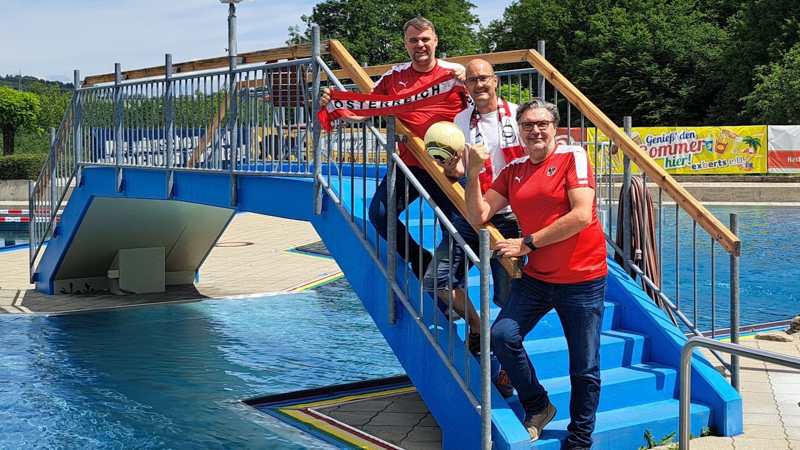 Das Haager Freibad bietet Abkühlung bei heißen EM-Partien.