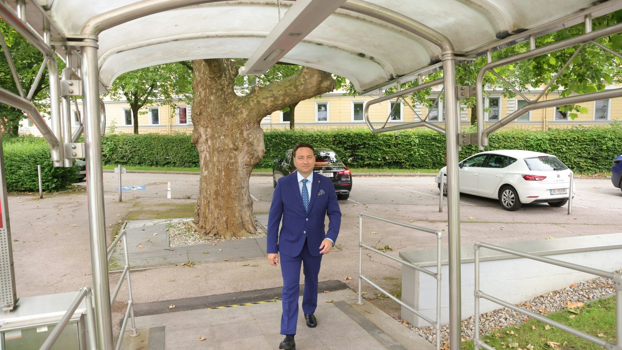 FPOÖ-Chef Manfred Haimbuchner am Abend der EU-Wahl auf dem Weg zum ORF-Landesstudio.