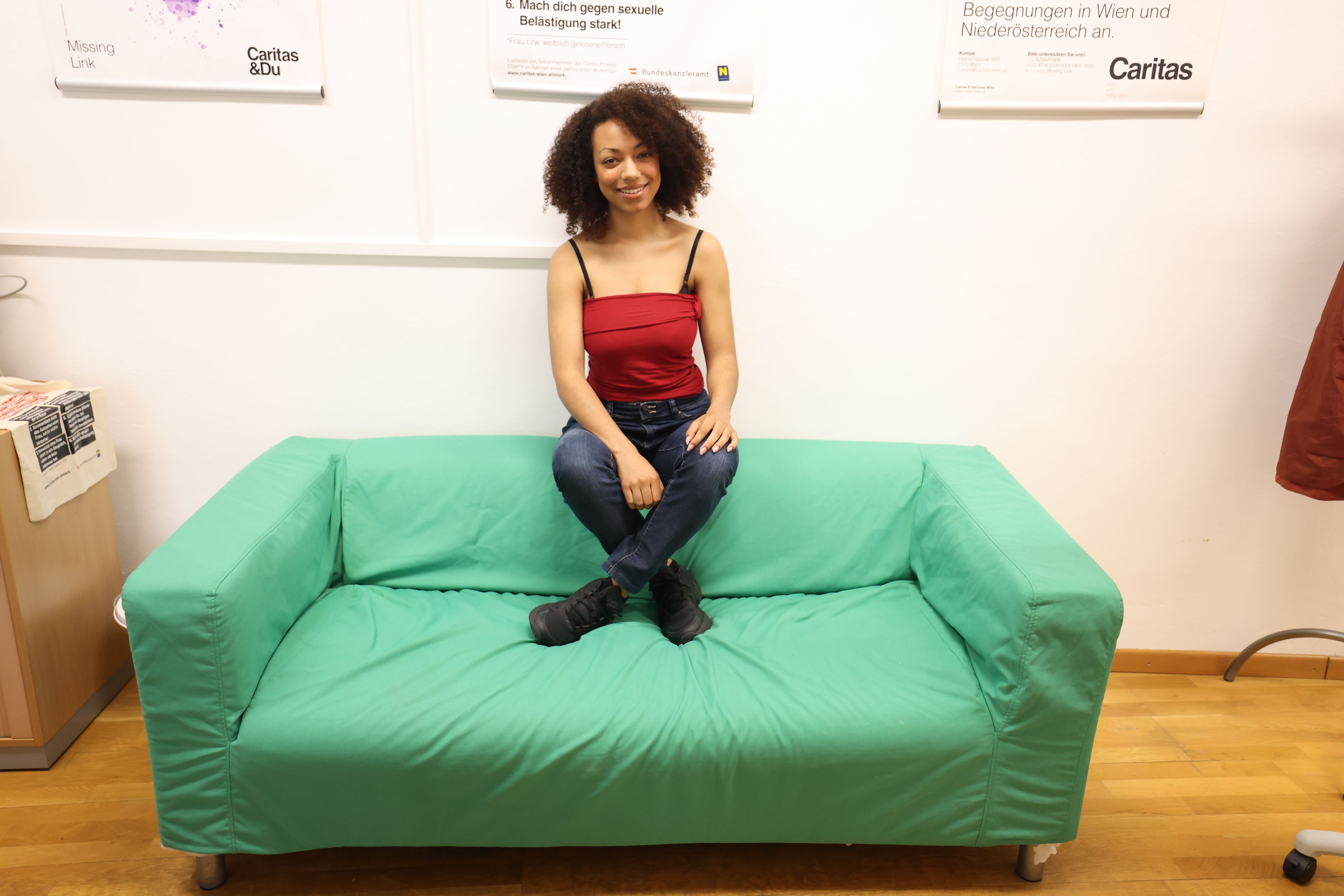 Die 21-Jährige Ester A. ist als ausgebildete Peer der Caritas nun auch in Schulen unterwegs.