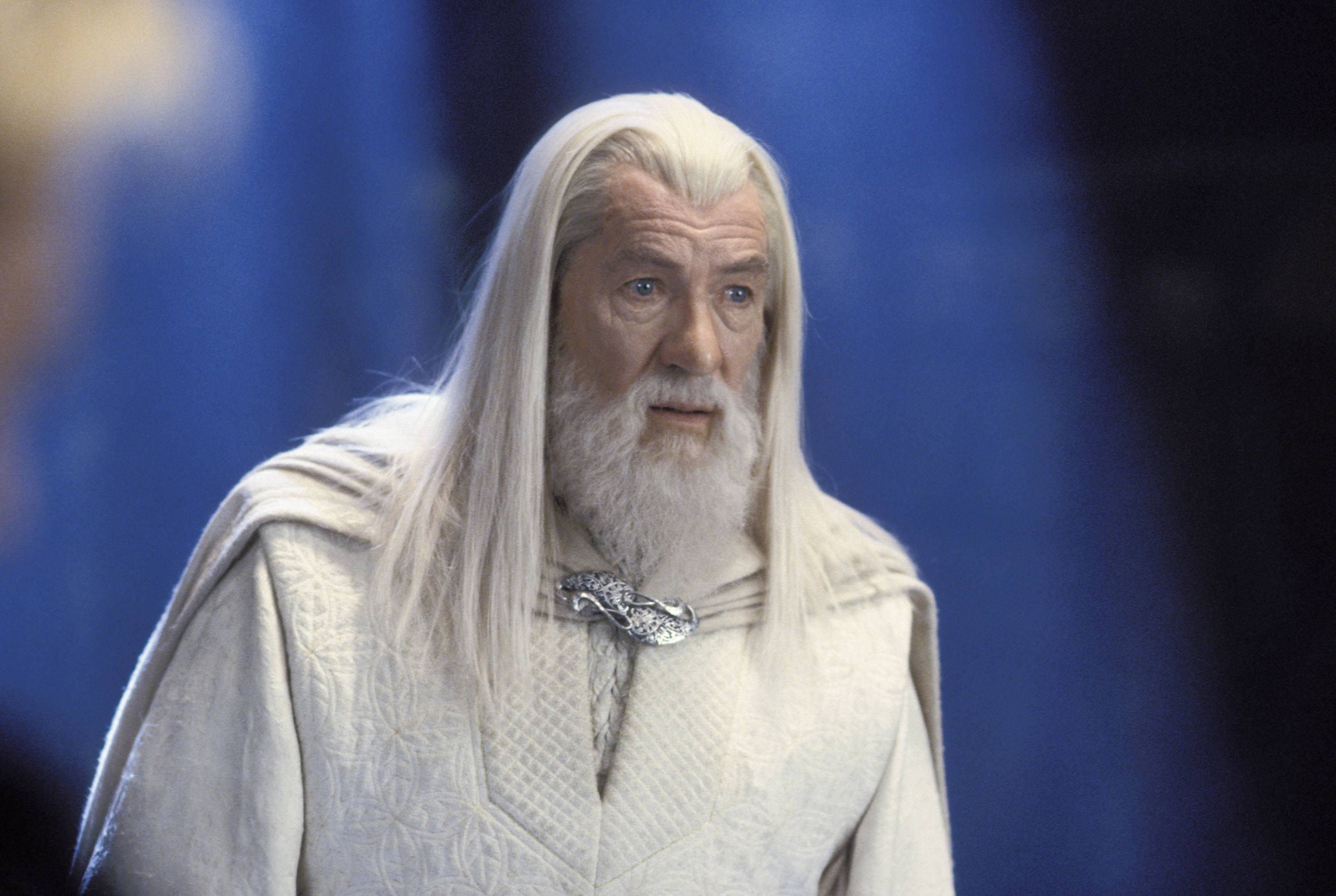 Ian McKellen mimt Gandalf.