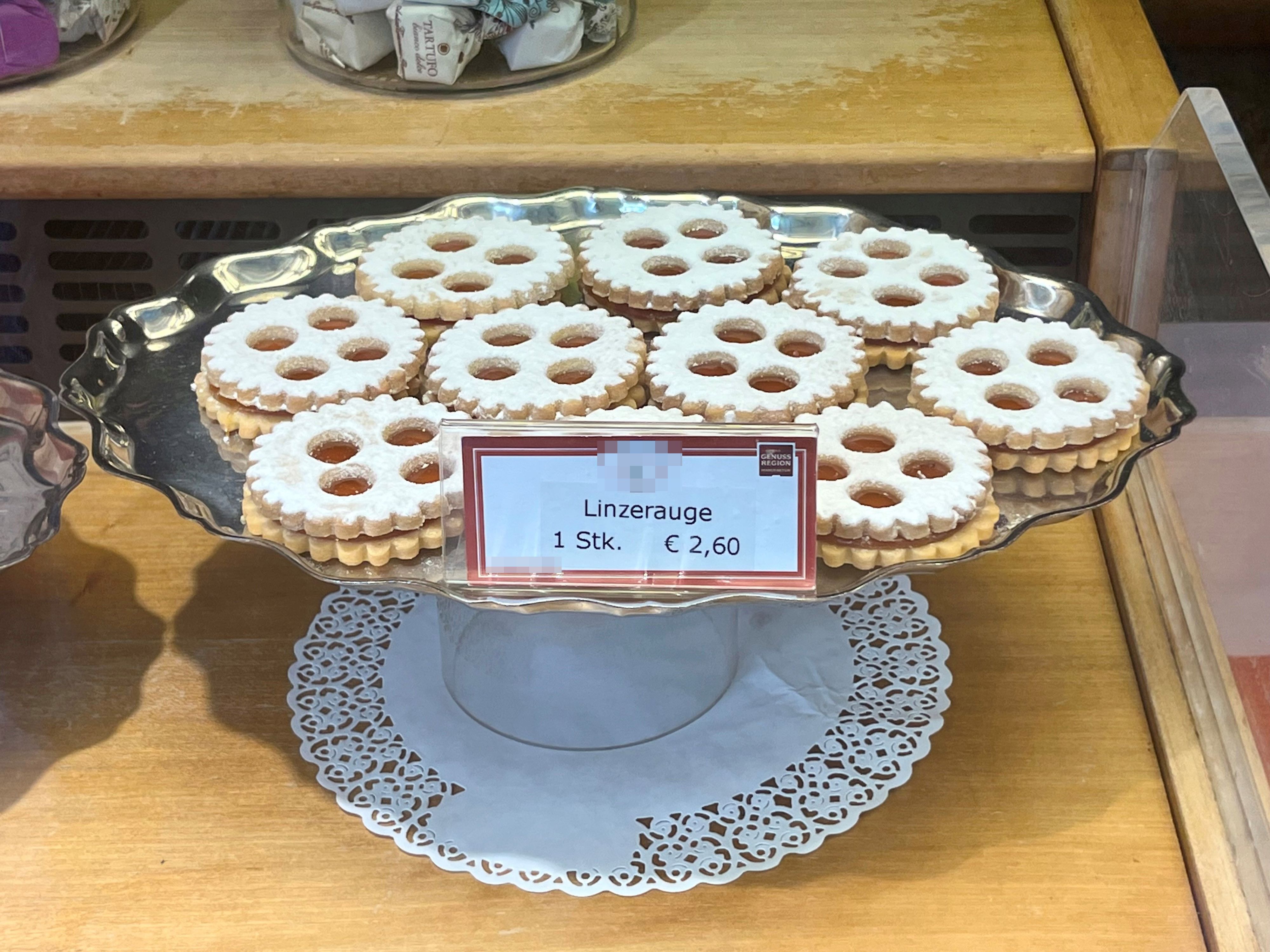 Vier statt drei Löcher: Einem verprellten Kunden stieß der Preis für ein Linzer Auge auf.