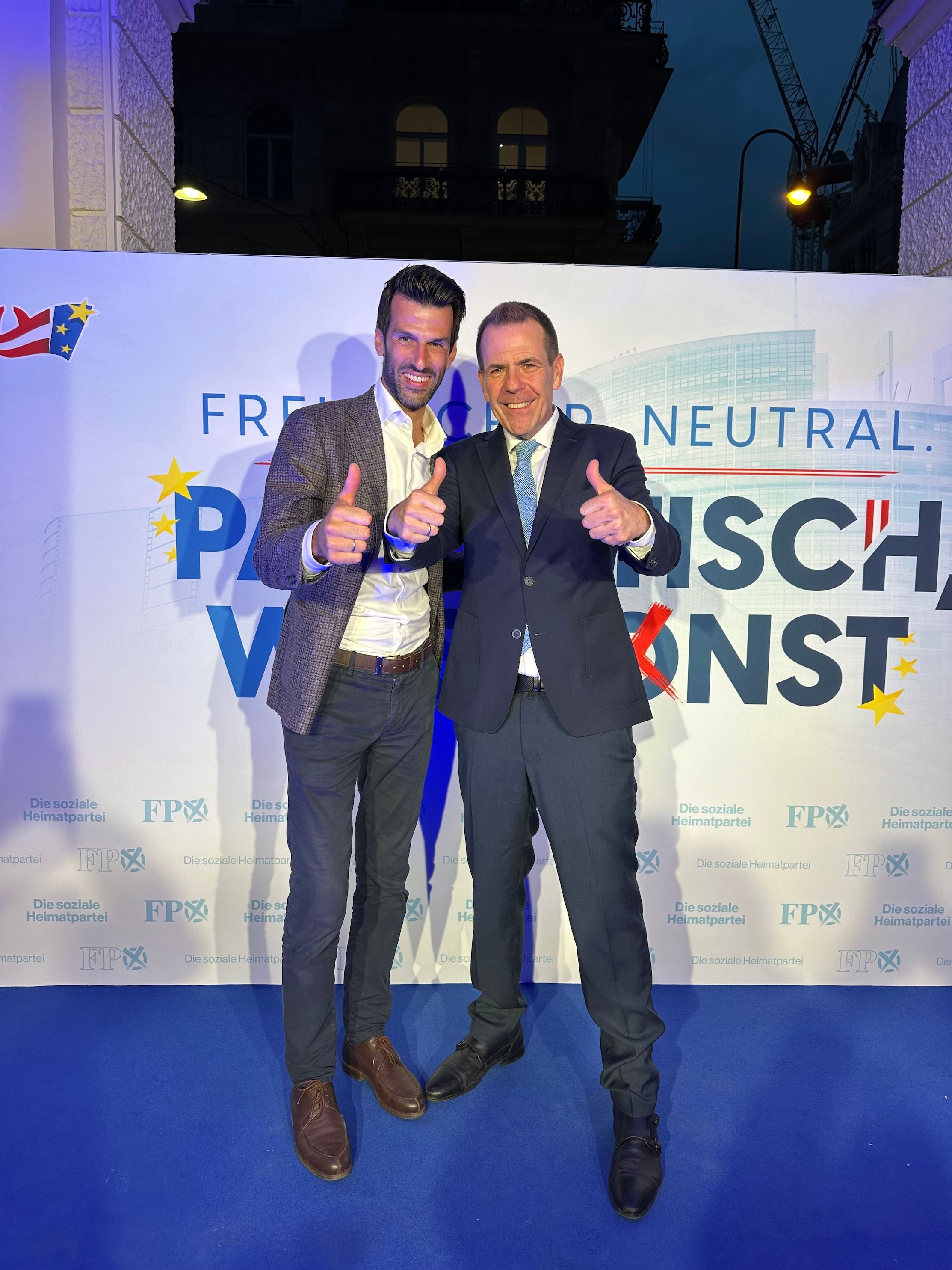 Udo Landbauer posiert mit dem FPÖ-Spitzenkandidaten, Harald Vilimsky.