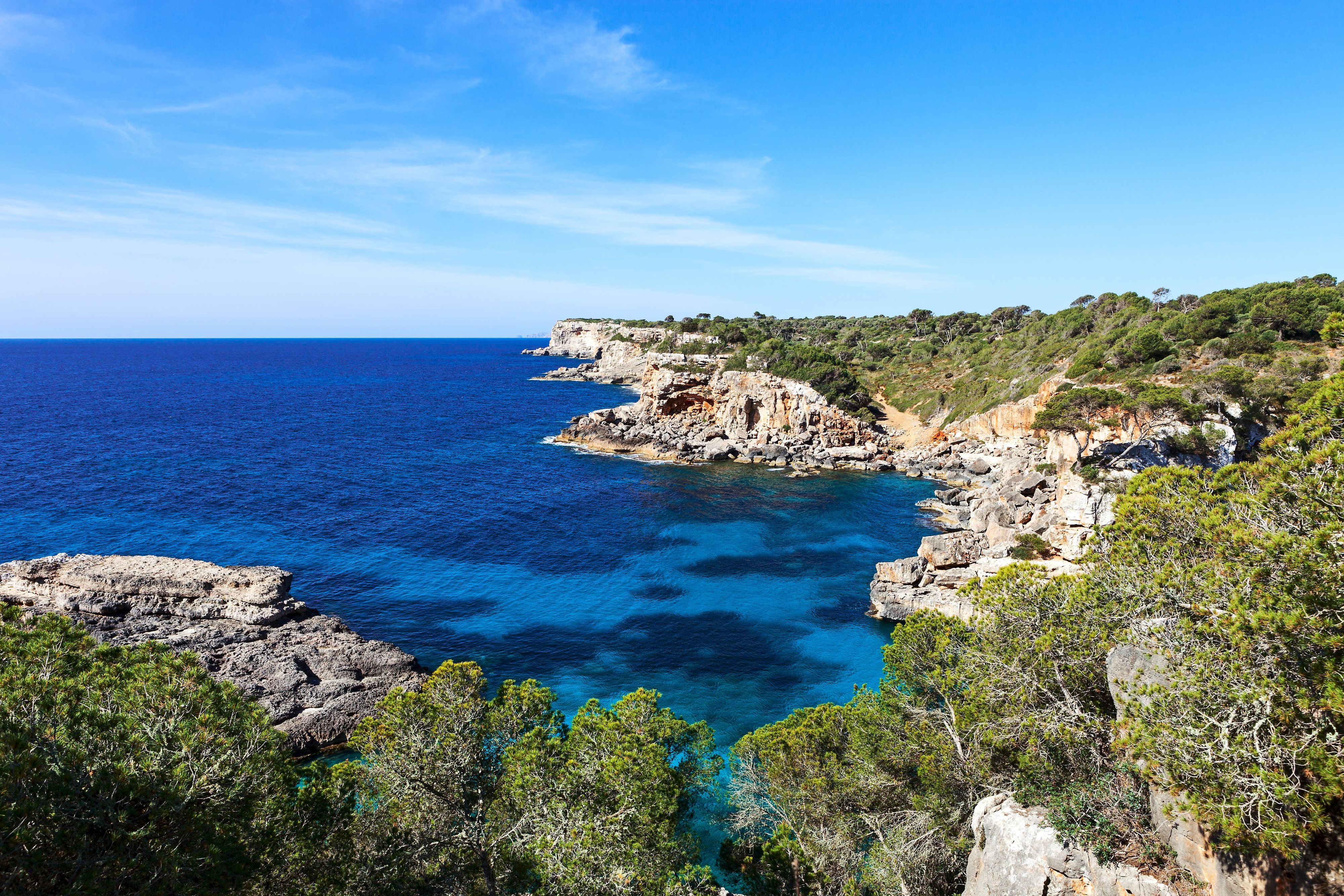 Die spanische Bucht Caló des Moro wird von Touristen überrannt. 