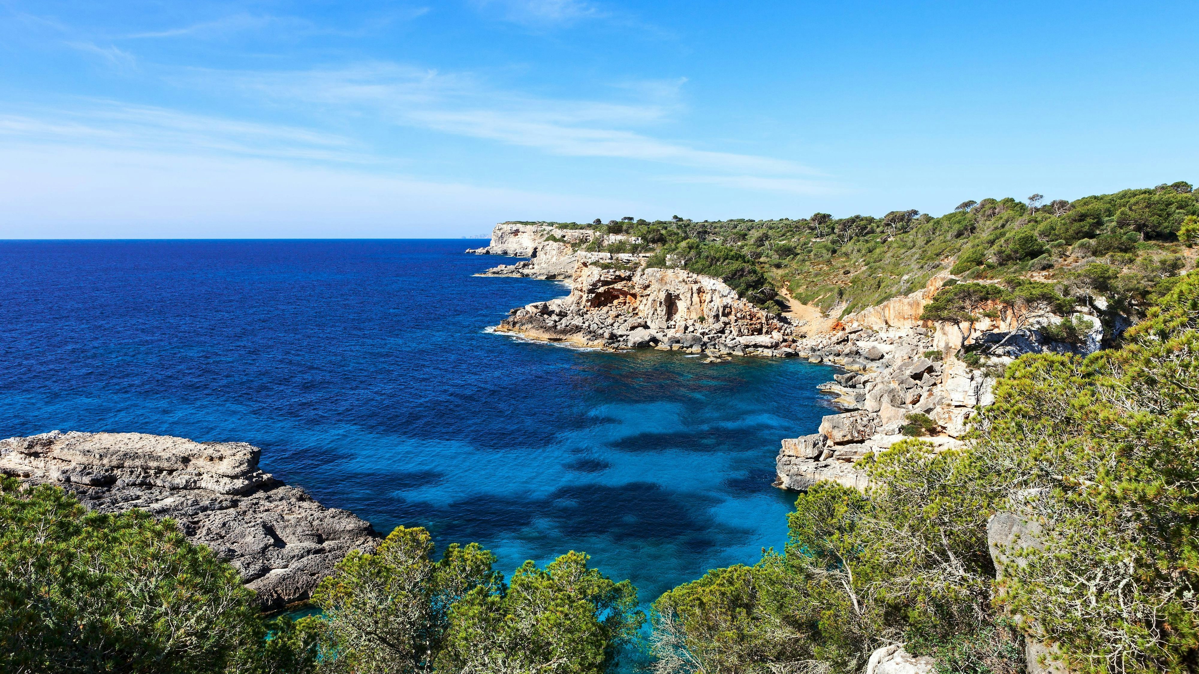 Die spanische Bucht Caló des Moro wird von Touristen überrannt. 