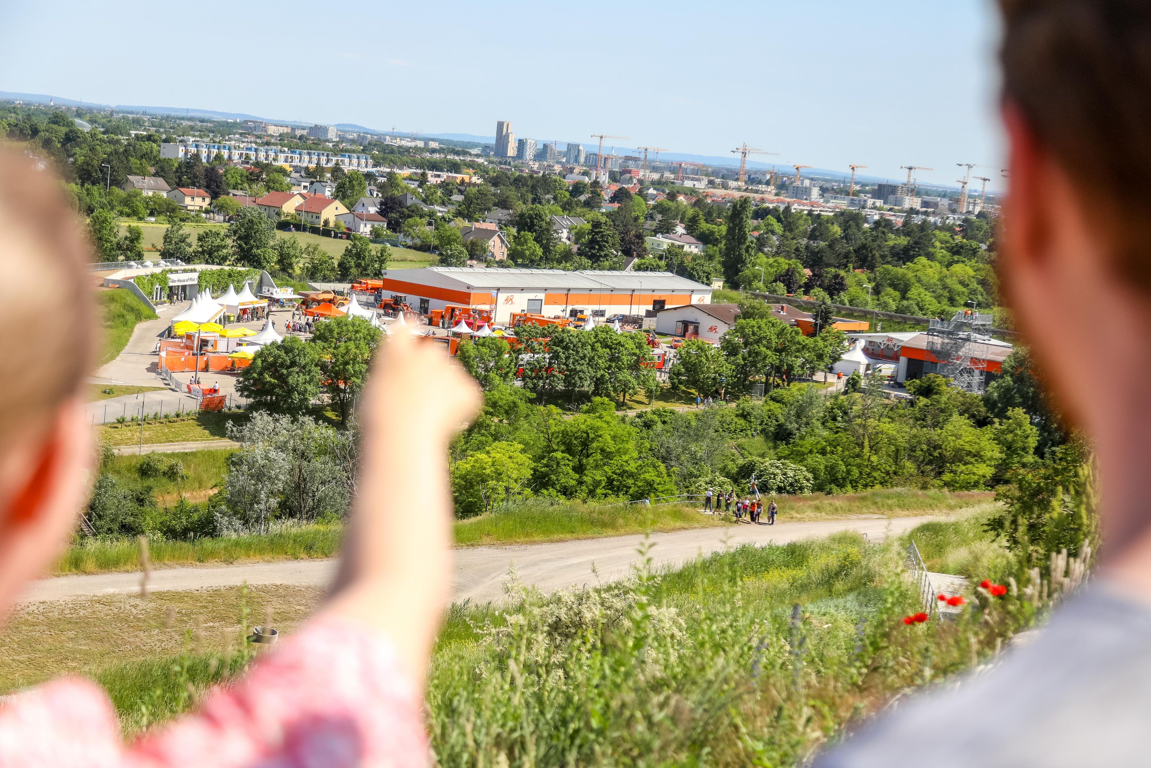 Am 15. und 16. Juni 2024 ist es wieder soweit: Die 48er laden alle Wiener*innen zum 48er-Gipfeltreffen, dem Deponie-Fest für die ganze Familie, in den 22. Bezirk ein.