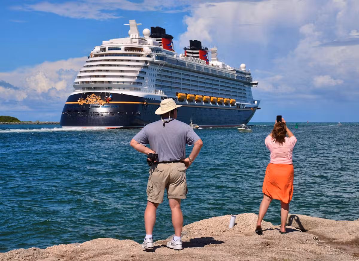 Ein Jugendlicher liess seine Eltern auf einer Insel zurück, was zu hitzigen Debatten in sozialen Medien führte. 