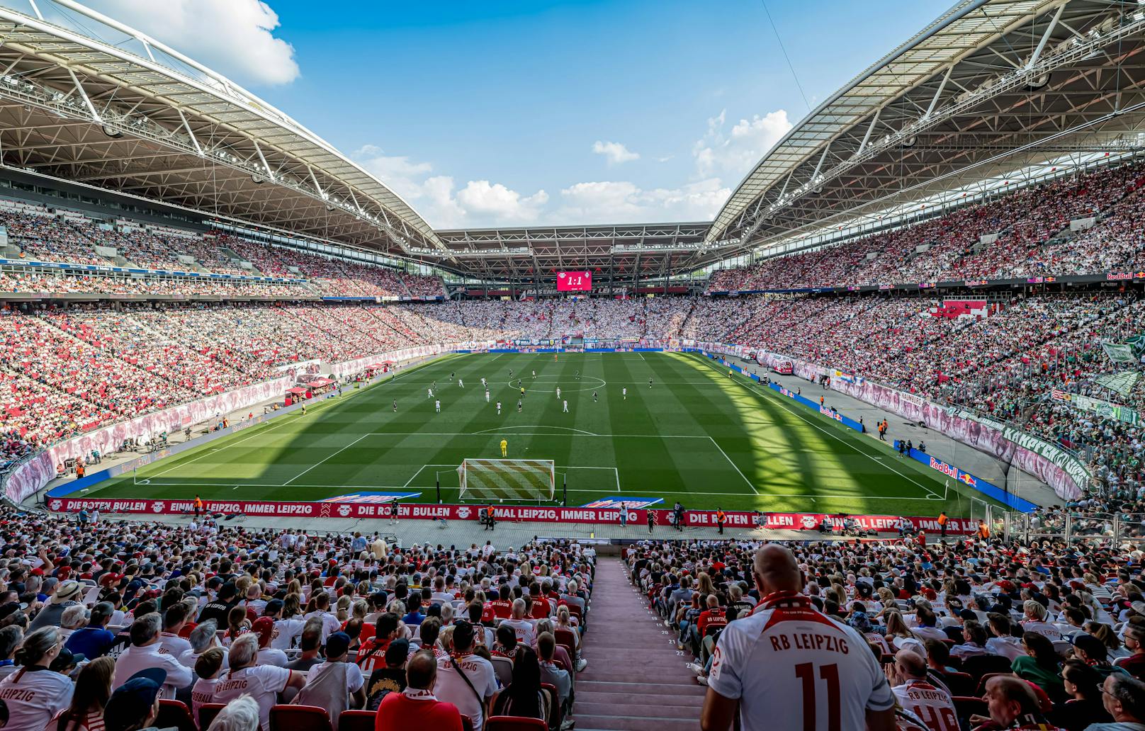 Erst seit 2011 ist das Leipzig Stadion die Heimstätte des RB Leipzig. Davor hat hier der FC Sachsen Leipzig seine Heimspiele ausgetragen. Im Stadion, das 40.000 Zuschauer fasst, werden vier Gruppenspiele und ein Viertelfinale ausgetragen.