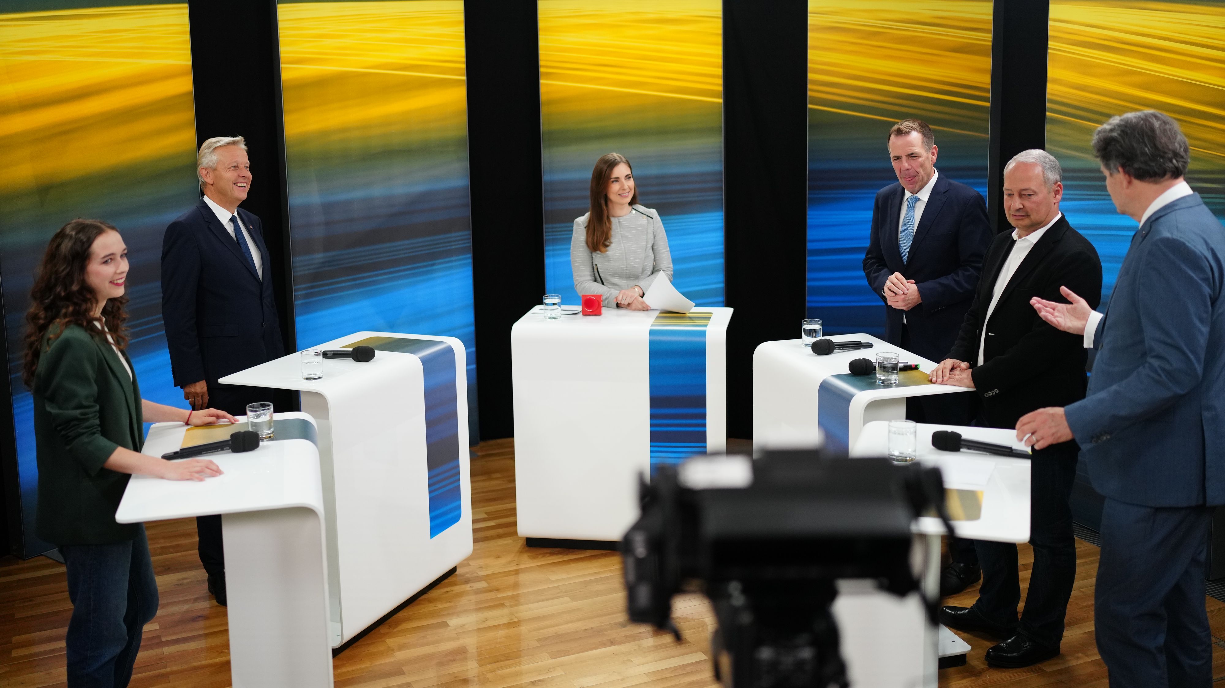 Die EU-Spitzenkandidaten: Lena Schilling (Grüne), Reinhold Lopatka (ÖVP), Harald Vilimsky (FPÖ), Andreas Schieder (SPÖ) und Helmut Brandstätter (NEOS) im Wahlzentrum im Haus der EU.
