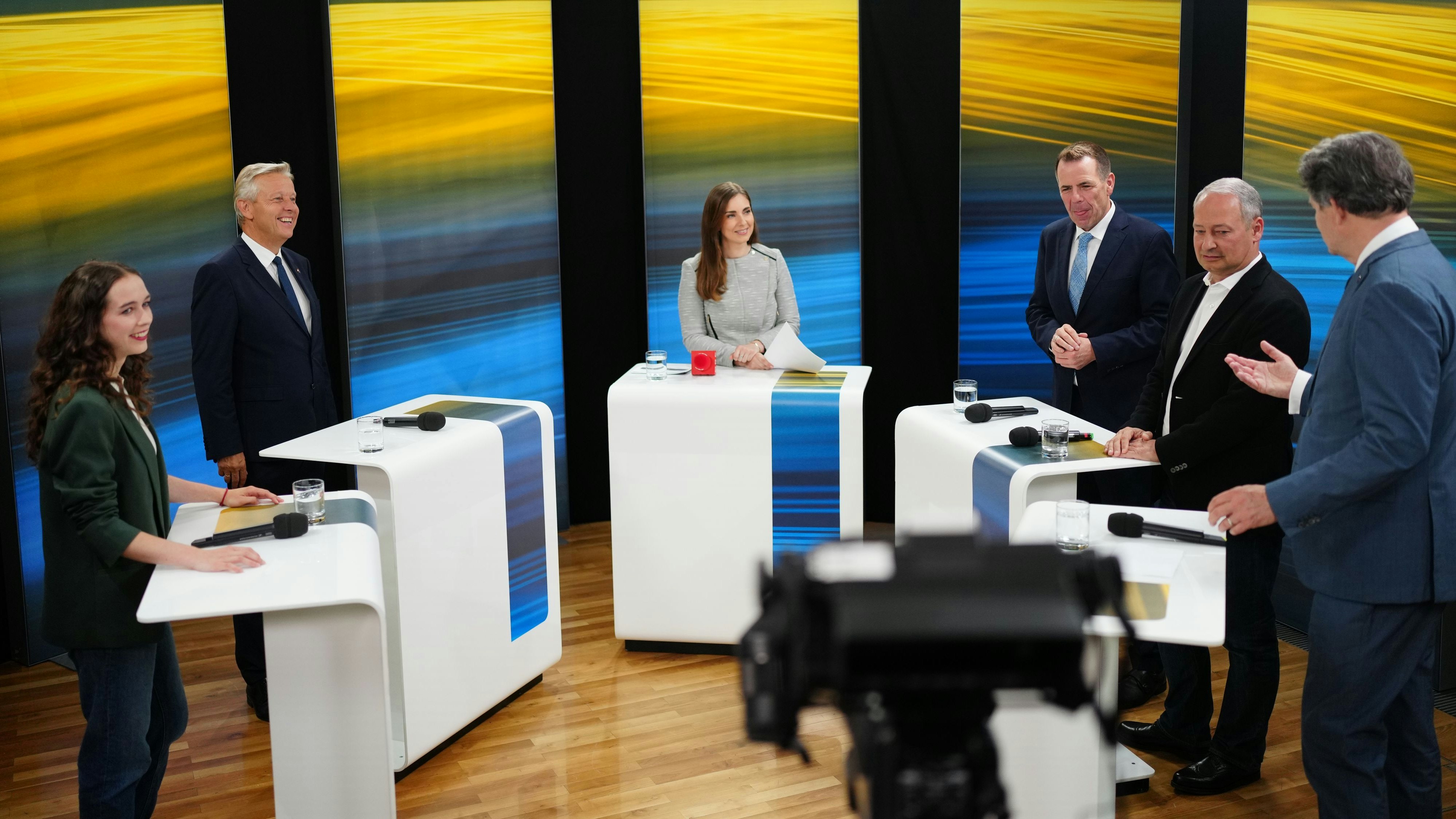 Lena Schilling (Grüne), Reinhold Lopatka (ÖVP), Harald Vilimsky (FPÖ), Andreas Schieder (SPÖ) und Helmut Brandstätter (NEOS) im Wahlzentrum im Haus der EU am Sonntag, 09. Juni 2024, in Wien. - FOTO: APA/GEORG HOCHMUTH - 20240609_PD6581 - Rechteinfo: Rights Managed (RM)