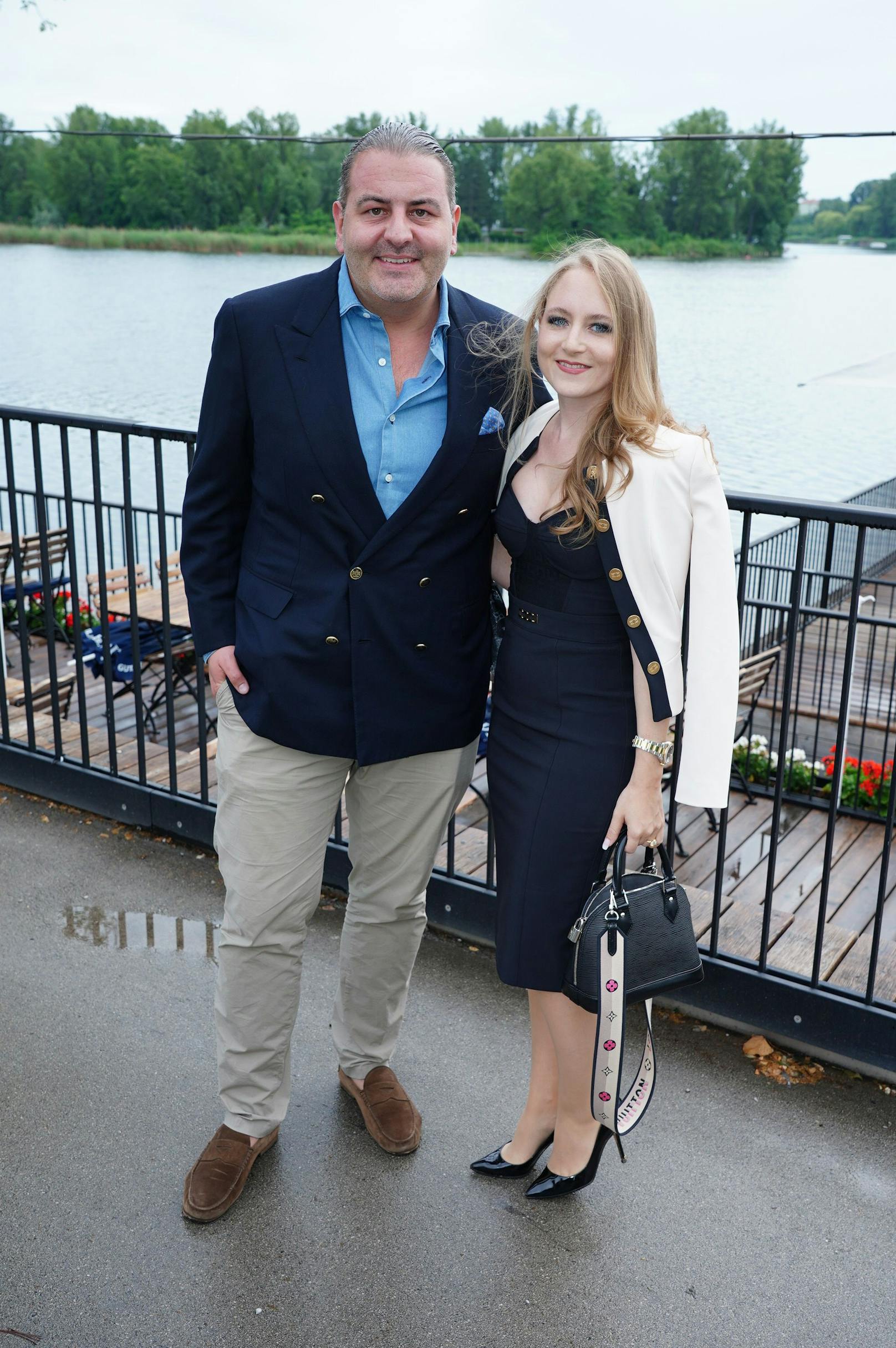 Natürlich kam auch Christina Lugners Tochter, Jacqueline Lugner, mit ihrem Verlobeten Leo Kohlbauer zum Geburtstagsfest an die alte Donau.