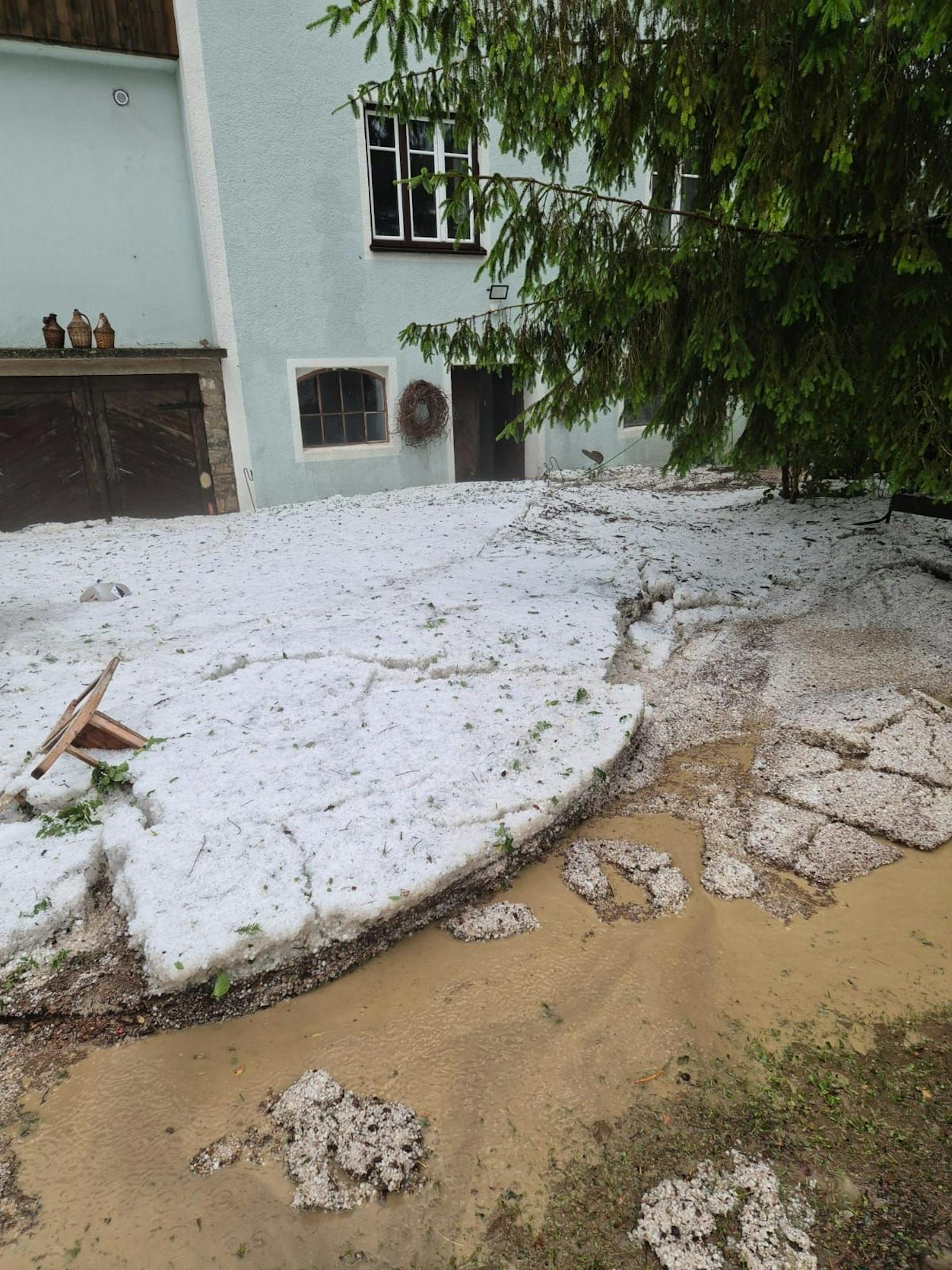 Wie im Winter: Hagel-Unwetter in Brand-Laaben