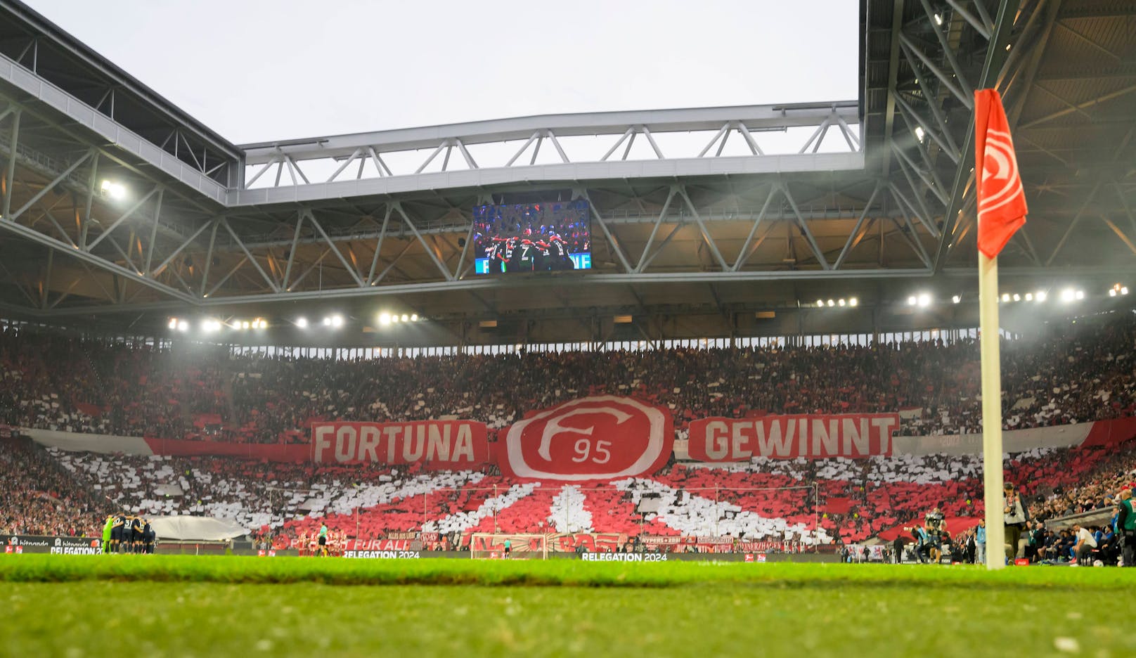 47.000 Menschen haben in der Düsseldorf Arena Platz. Normalerweise trägt der 2. Bundesliga Verein Fortuna Düsseldorf hier seine Heimspiele aus. Heuer scheiterten die 95er in der Relegation am VFL Bochum, vor allem am bärenstarken Österreicher Kevin Stöger, der einen 0:3 Rückstand aus dem Hinspiel fast im Alleingang drehte.