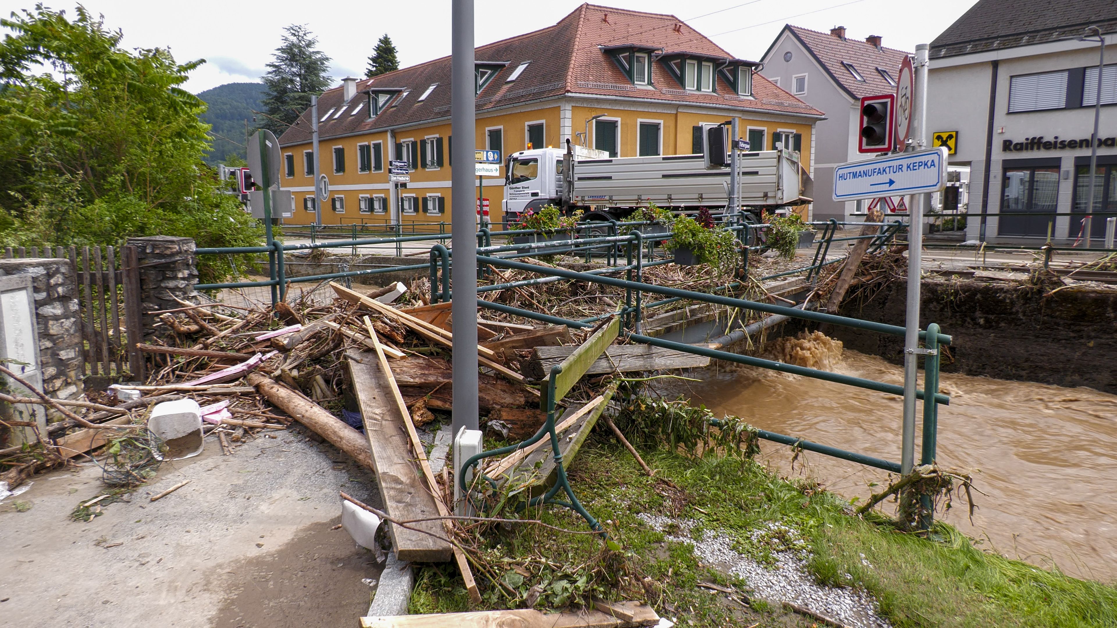 Katastrophale Sturzflut fordert beinahe Menschenleben in Deutschfeistritz. Der Übelbach schwoll innerhalb kürzester Zeit massiv an, flutete den Ortskern.