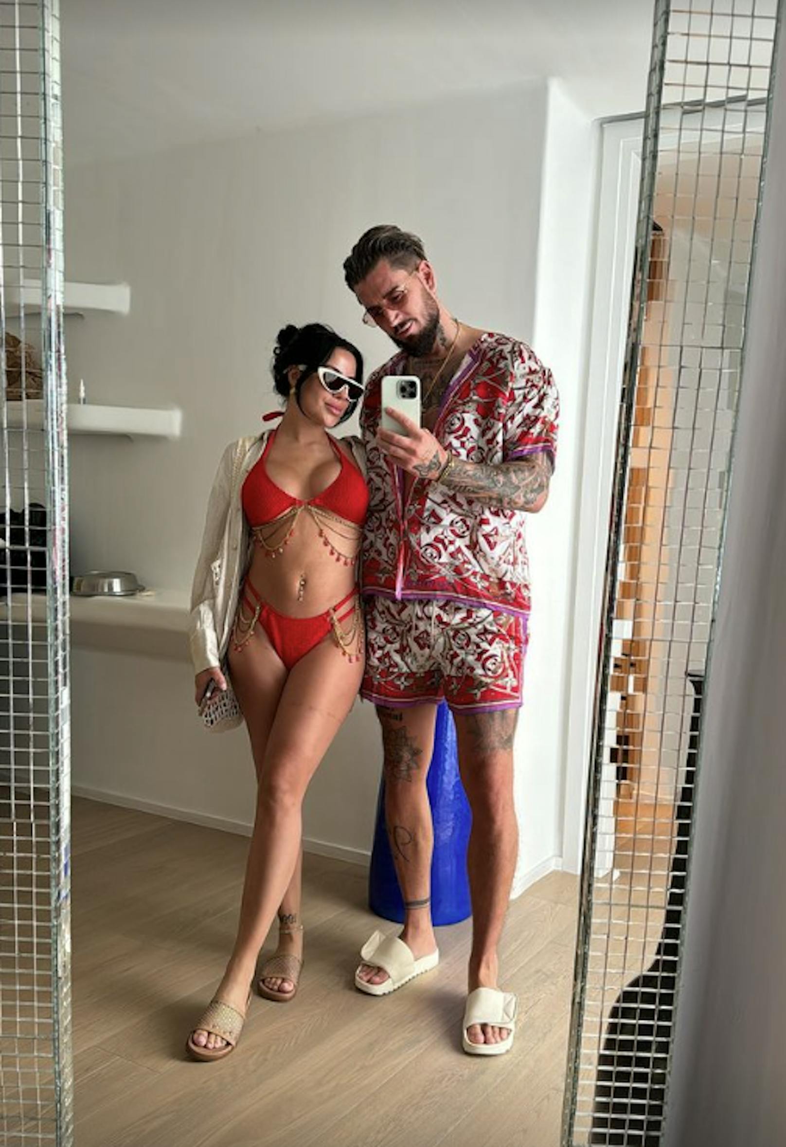 Mike Heiter und seine Leyla machen Urlaub auf Mykonos - in heißen Outfits.