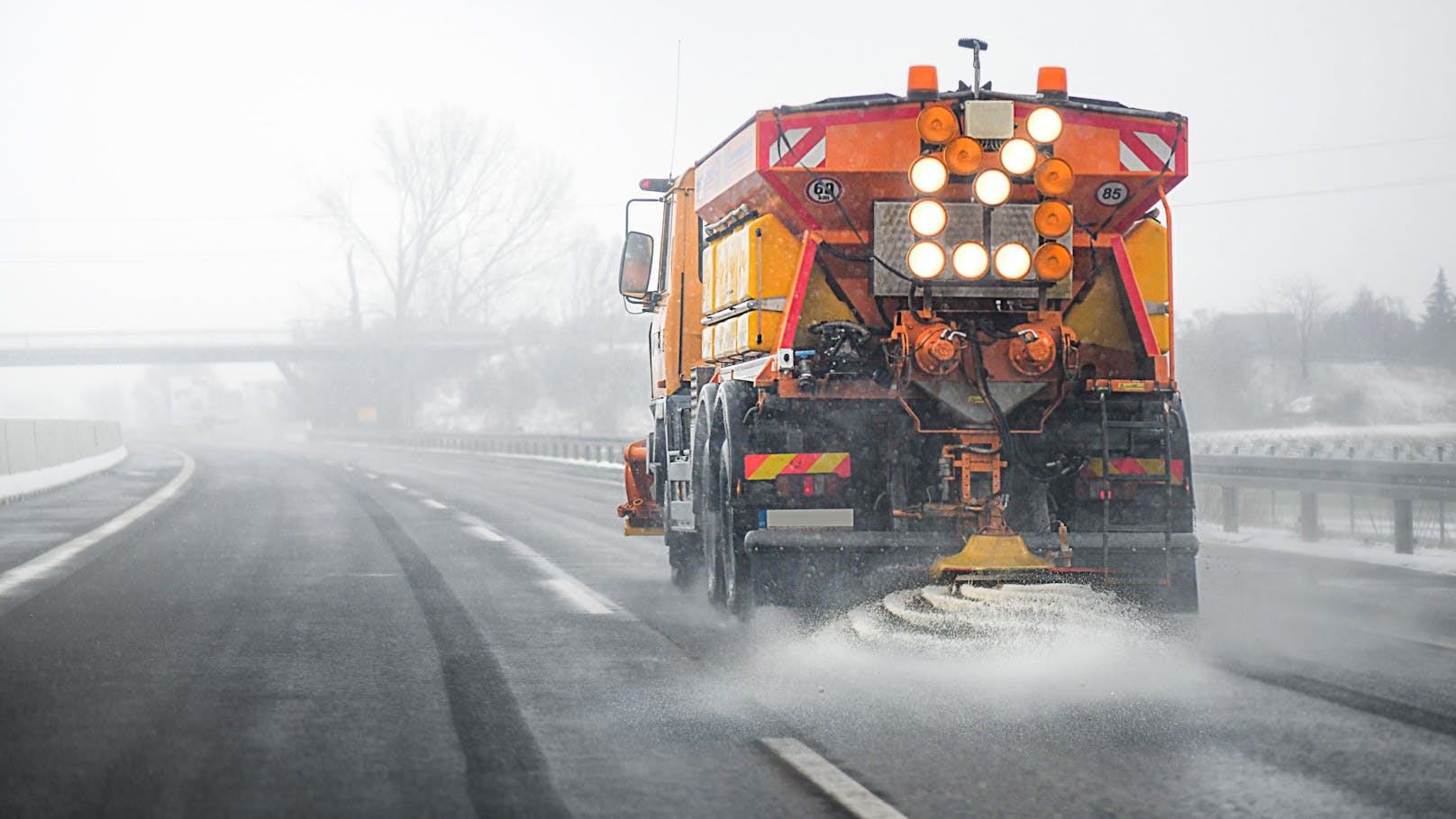 Hagel-Unwetter! Schneepflug muss Autobahn räumen