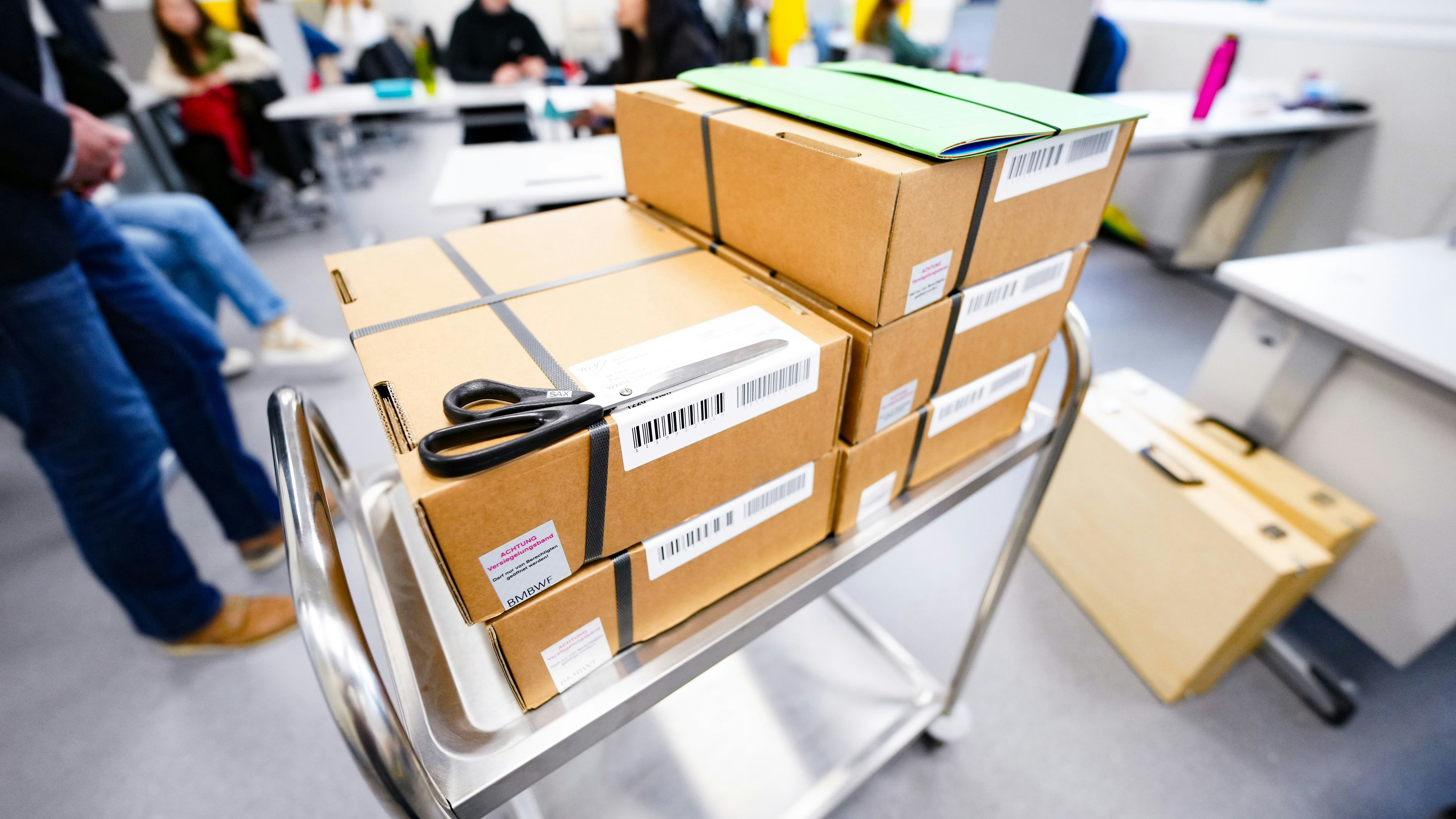 Die versiegelten Kartons mit den Matura-Prüfungsunterlagen in einer Klasse