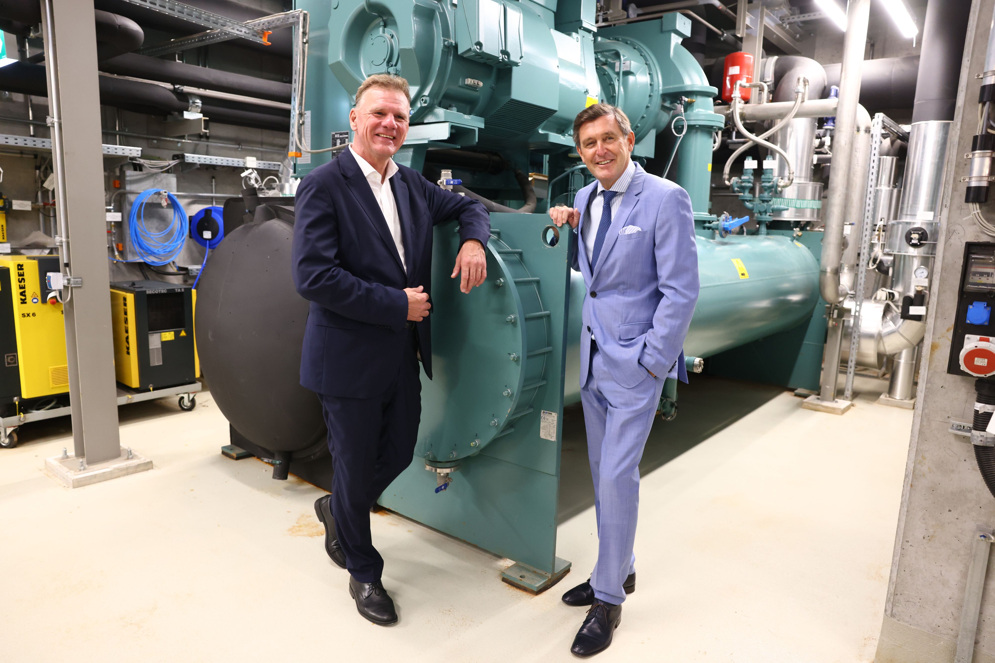 Michael Strebl, Vorsitzender der Wien Energie-Geschäftsführung und Stadtrat Peter Hanke (v.l.) präsentieren das Projekt rund um den Fernkältering.