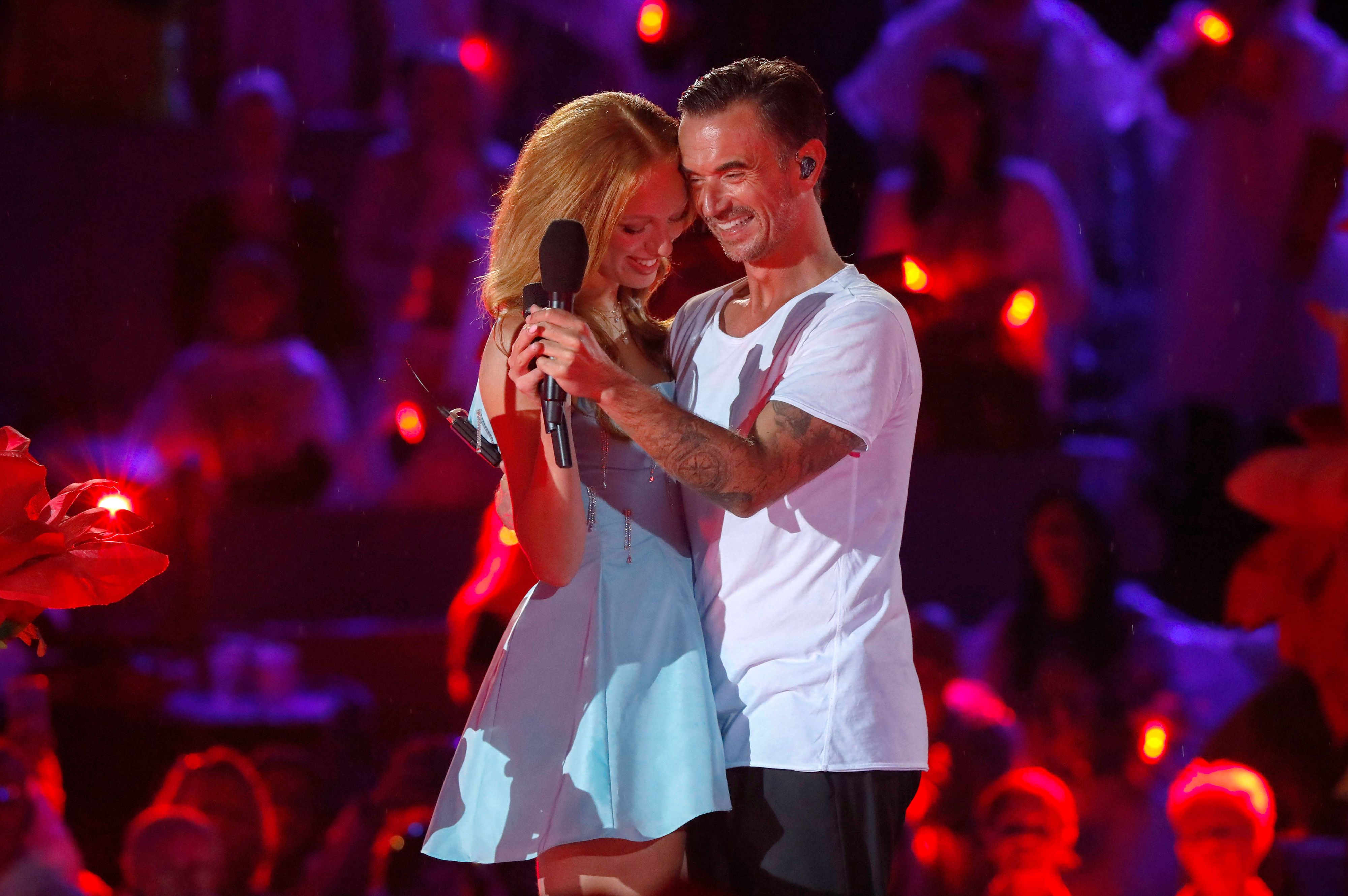 Silbereisen und Ermakova können auf der Bühne die Finger nicht voneinander lassen. 